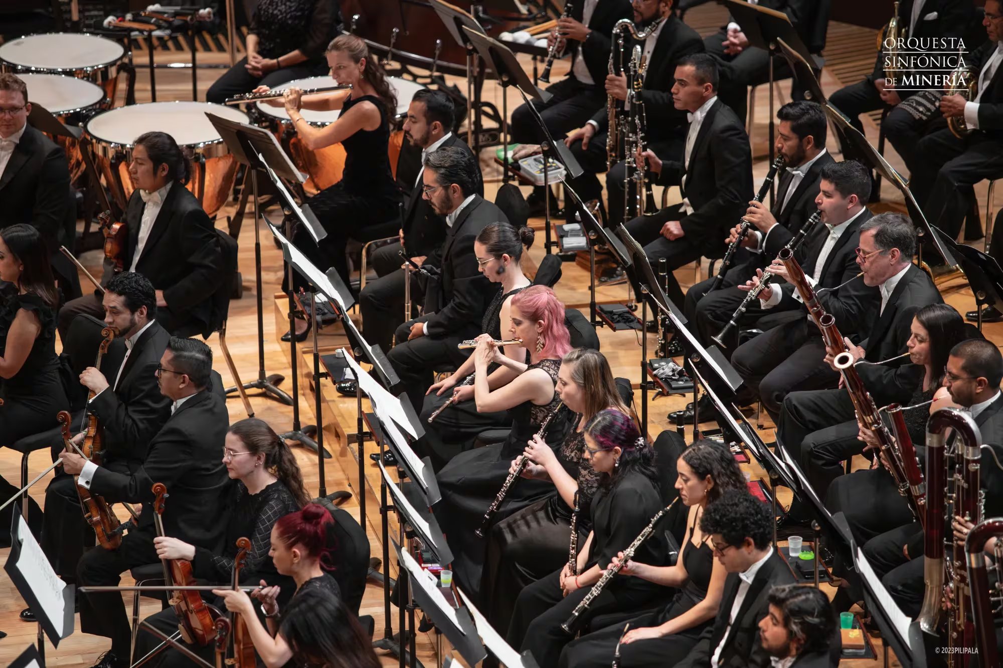Raúl Aquiles Delgado dirige a la Orquesta Sinfónica de Minería como director asociado durante la presentación. (Foto: Orquesta Sinfónica de Minería)