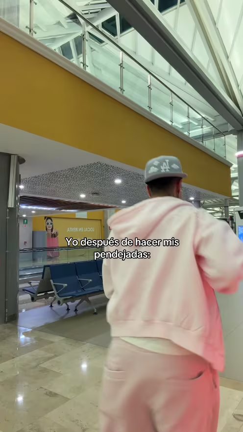 El influenciador Naim Darrechi camina en un aeropuerto tras publicar un mensaje en redes sociales sobre su polémica con la madre de Abelito. (TikTok)
