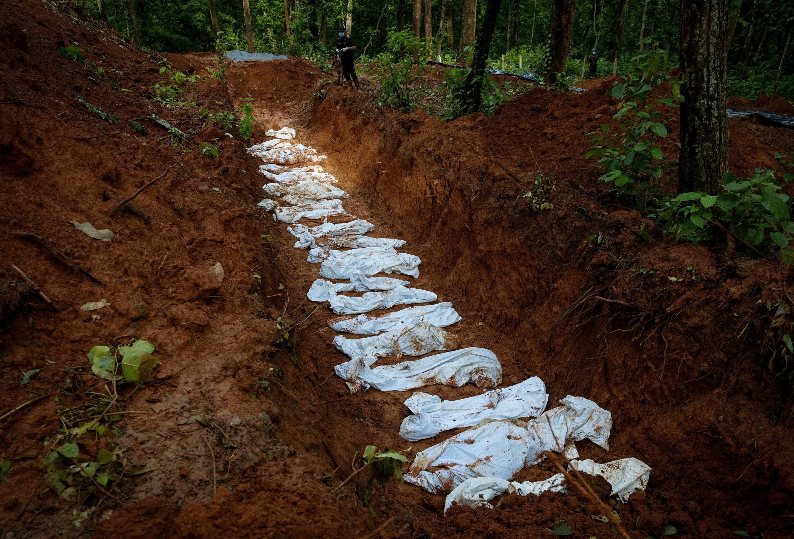 Cadáveres de las víctimas de las mortíferas riadas y corrimientos de tierra yacen en una fosa del cementerio colectivo de Devghat, en Chitwan, Nepal. 1 de septiembre de 2026 (REUTERS/Adnan Abidi)