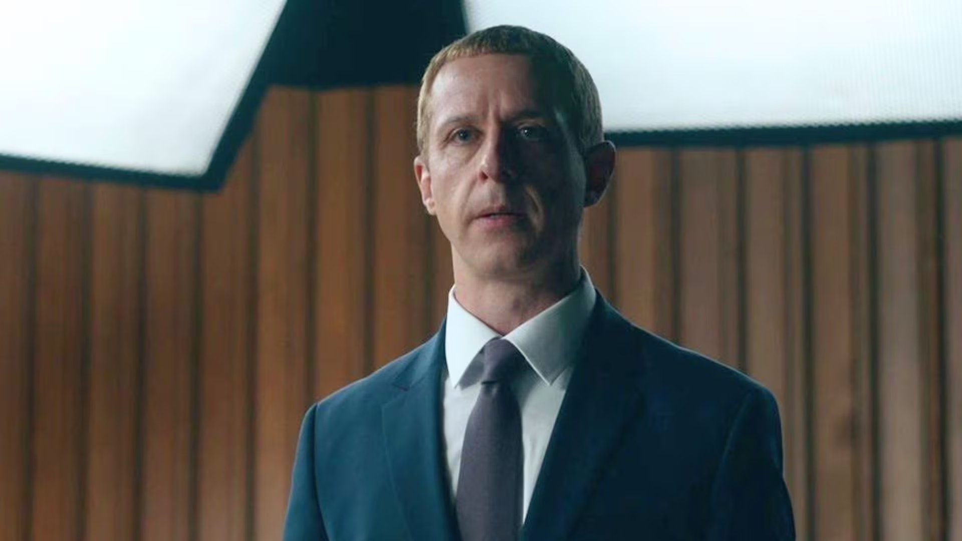 Jeremy Strong reemplaza a Jesse Eisenberg en el papel de Mark Zuckerberg en la nueva película escrita por Aaron Sorkin. Aaron Sorkin contó que Jesse Eisenberg no quiso volver a interpretar a Mark Zuckerberg porque no quería quedar identificado con el fundador de Facebook