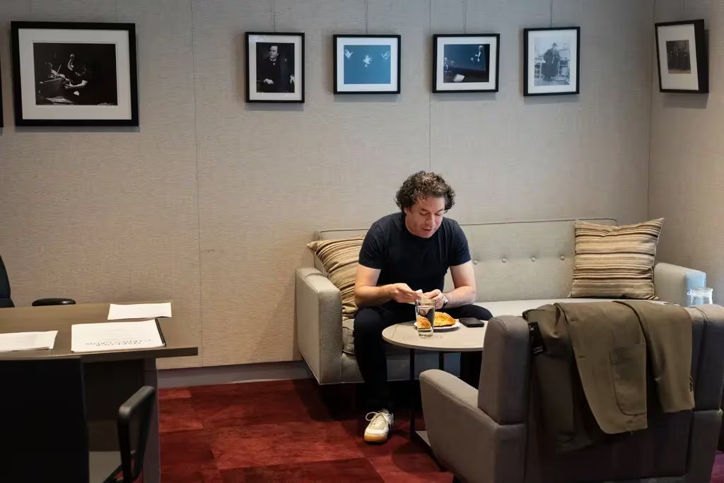 El concierto inaugural de Gustavo Dudamel con la Filarmónica de Nueva York en el Radio City Music Hall reunió a artistas como Lizzo, St. Vincent, Joaquina y Aaron Tveit