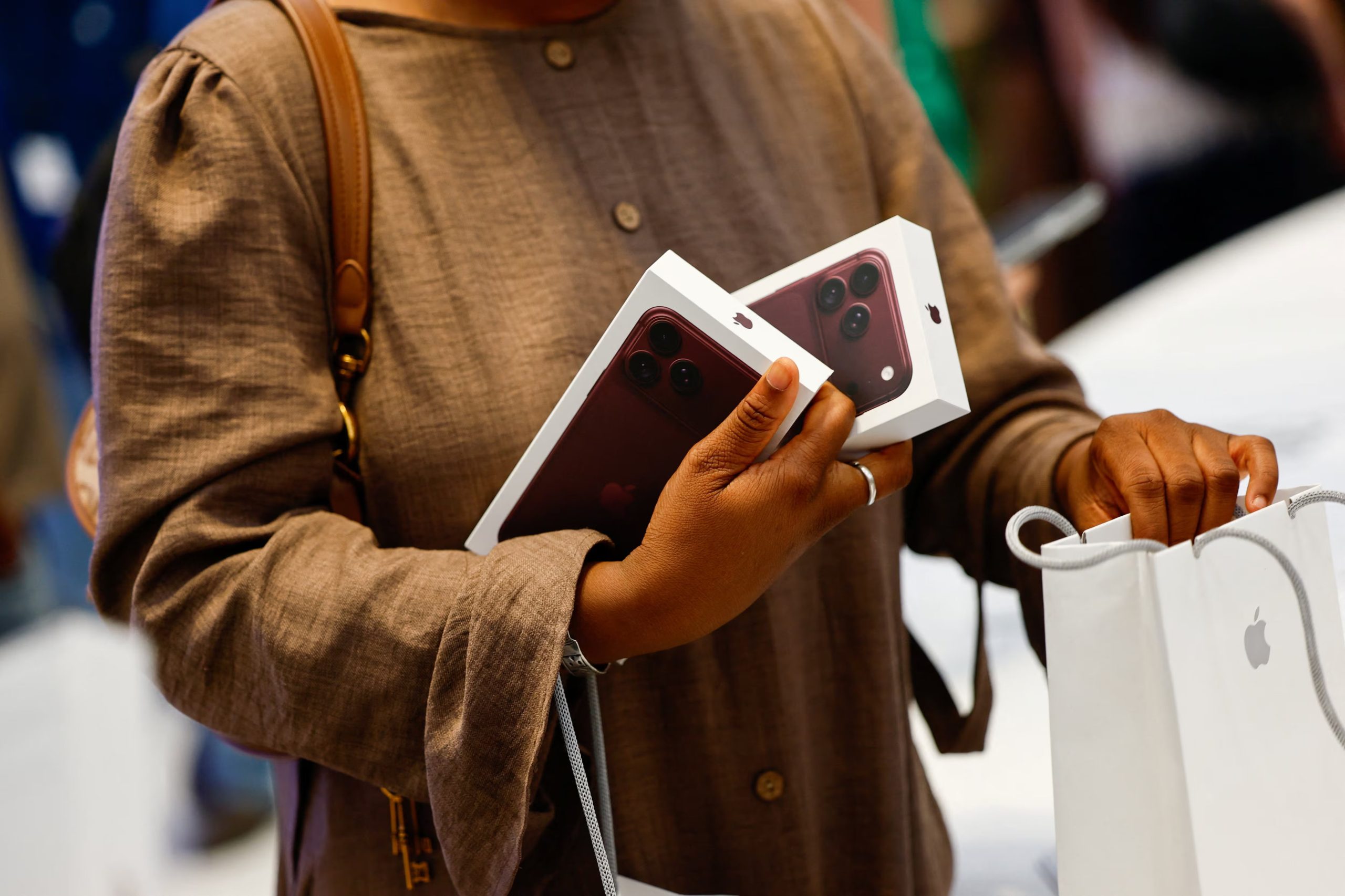 Analistas citados por DigiTimes sostienen que la memoria podría pasar de representar el 10% al 45% del costo de los componentes de un iPhone en 2027. (REUTERS/Jeenah Moon)