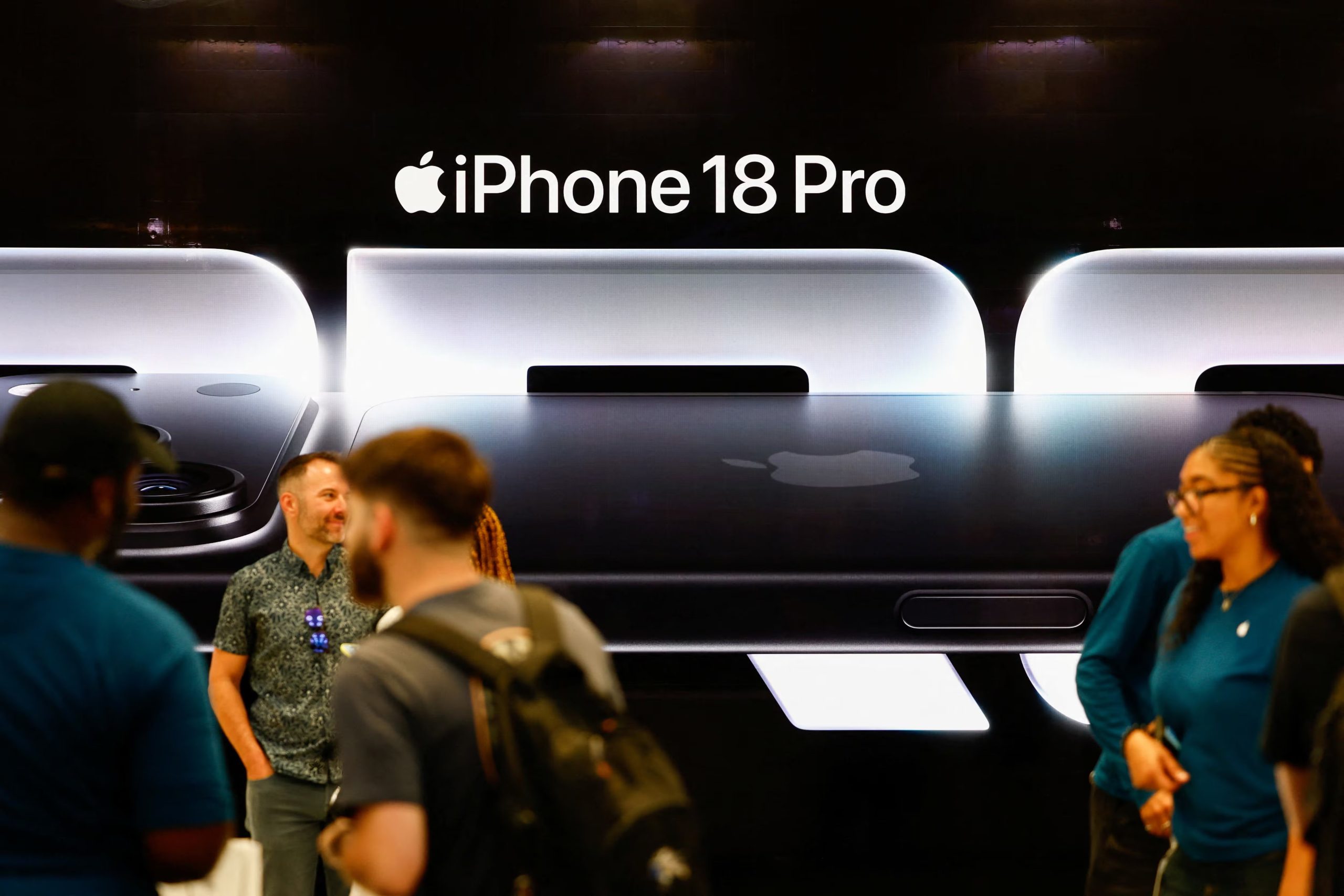 La demanda de hardware para inteligencia artificial reorienta la producción de Samsung, SK Hynix y Micron hacia memoria HBM y reduce la oferta de LPDDR y NAND para teléfonos.(REUTERS/Jeenah Moon)