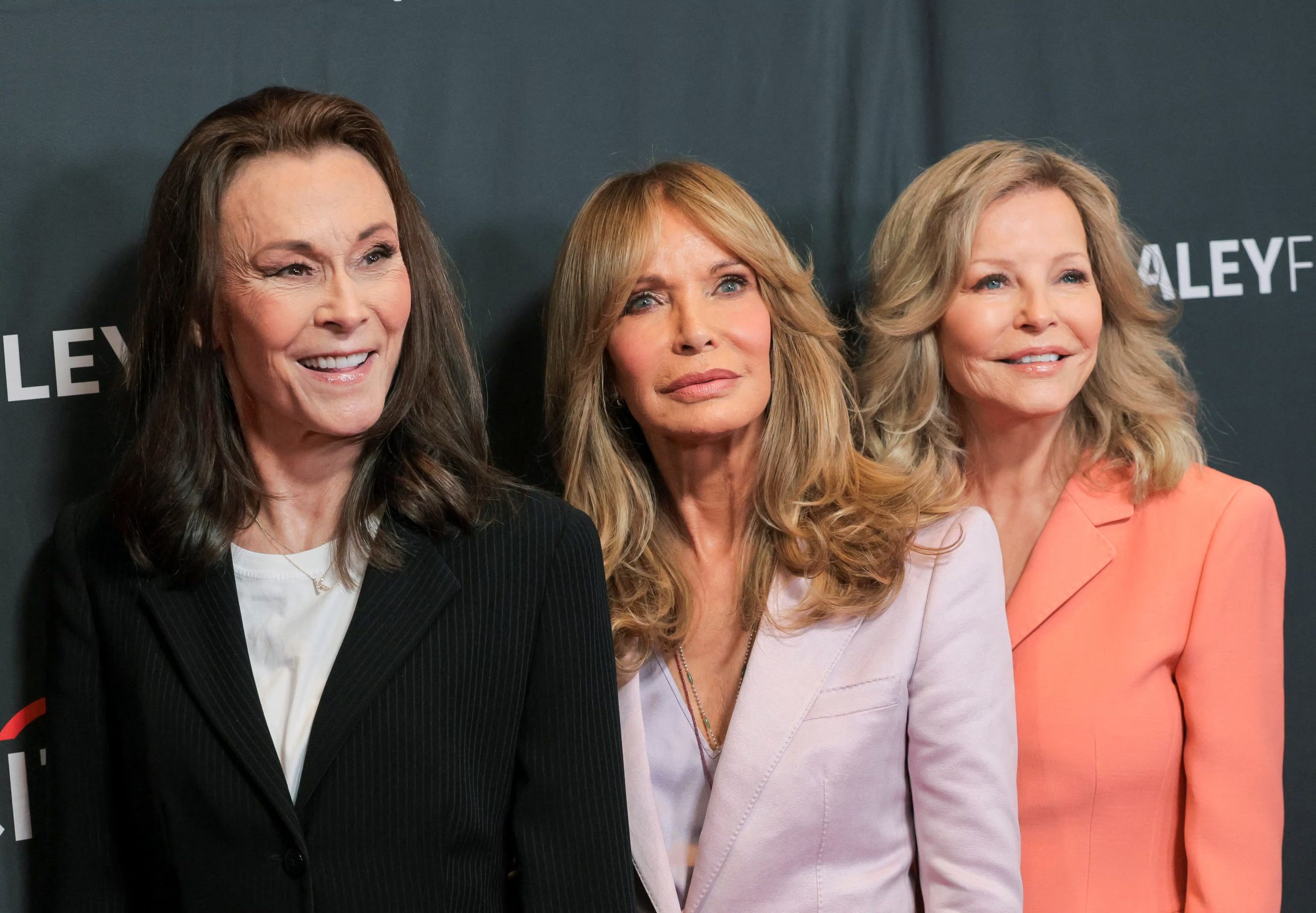 El estreno de Charlie’s Angels en 1976 convirtió a Farrah Fawcett, Kate Jackson y Jaclyn Smith en figuras de alcance nacional, según relató la actriz en I Once Knew a Guy Named Charlie - REUTERS/Daniel Cole