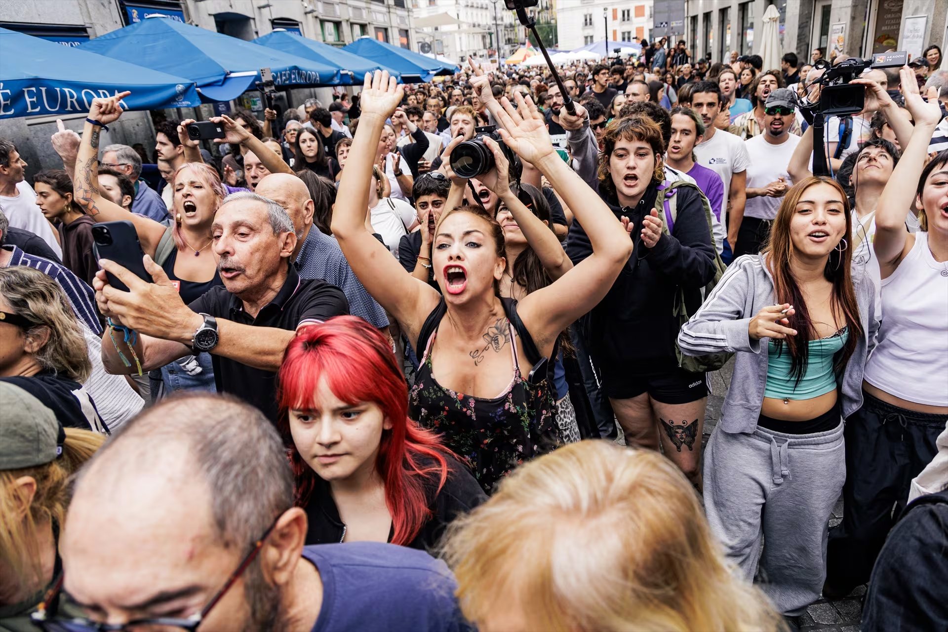 Decenas de personas increpan al agitador ultra Bertrand Ndongo en la acampada de Sol. (Carlos Luján / Europa Press)