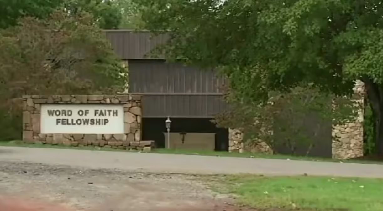 El denunciante Matthew Fenner afirmó que sufrió agresiones físicas durante una sesión ritual de la congregación (WYFF News 4)