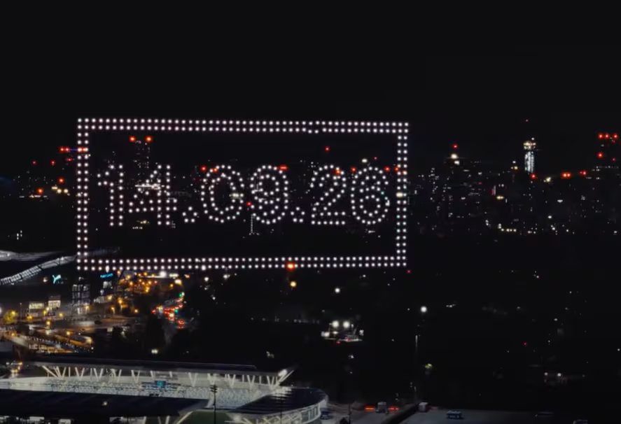 Un espectáculo de drones organizado por la banda Oasis forma la cifra 14.09.26 sobre el cielo nocturno de Mánchester para anticipar un anuncio de su gira.