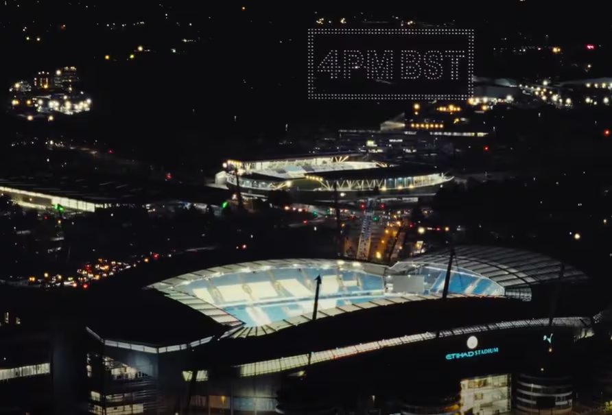 Un espectáculo de drones forma la inscripción «4PM BST» sobre el Estadio Etihad en Mánchester en el marco de un anuncio de la banda Oasis.