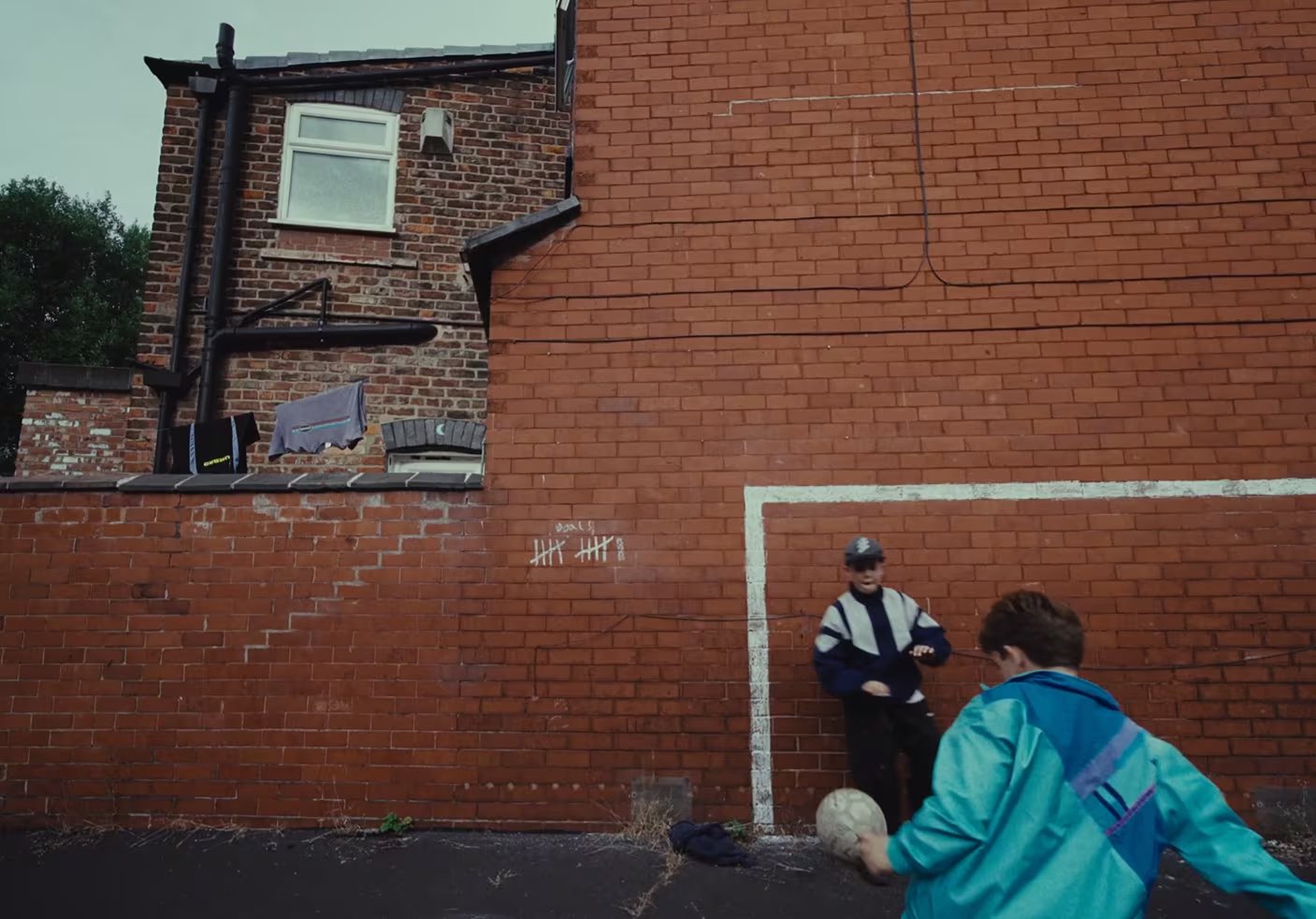 Un segundo teaser, con un niño que patea un balón, alimentó las especulaciones sobre Manchester (X/Oasis)