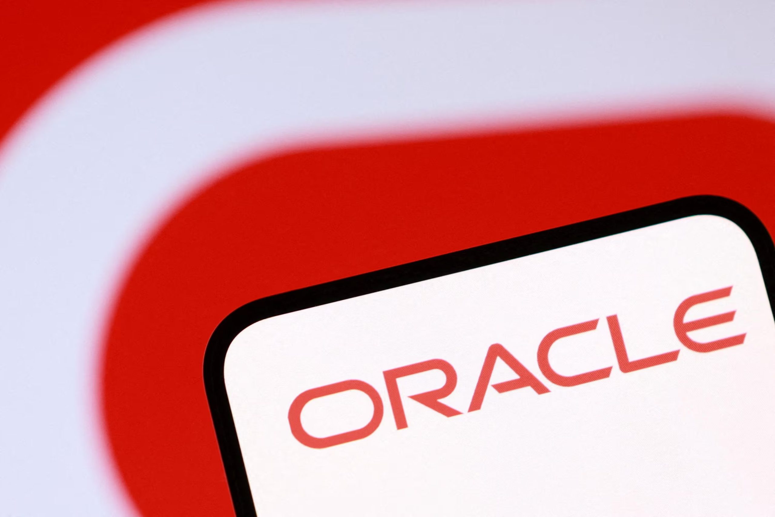 Oracle aumentó hasta en 664.000 millones sus obligaciones para construir centro de datos para IA. REUTERS/Dado Ruvic/Illustration/File Photo