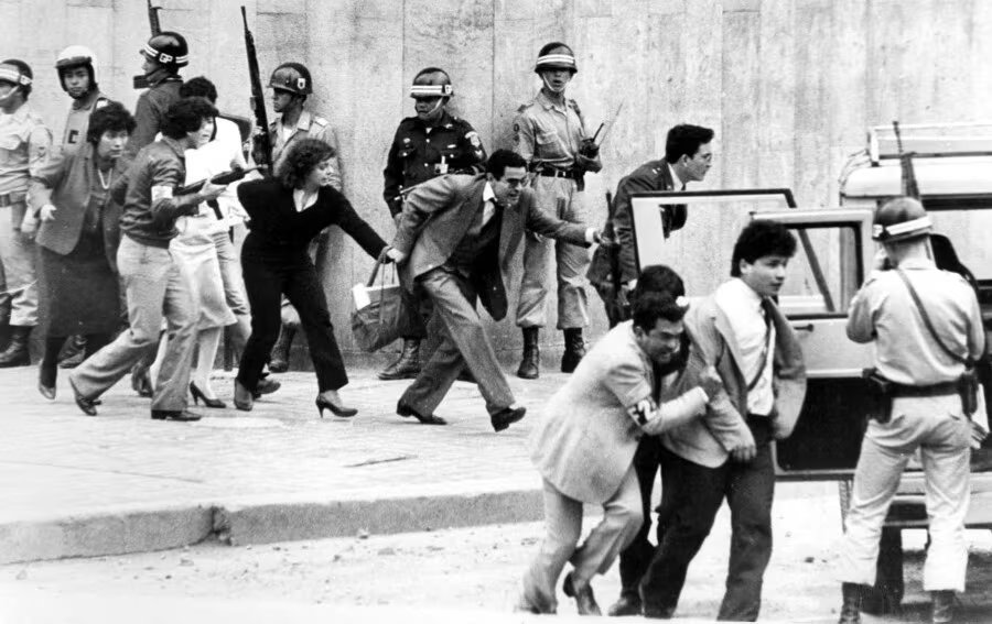 Imagen de referencia. Los testimonios sobre el Palacio de Justicia indican que varios sobrevivientes fueron llevados a la Casa del Florero y, en algunos casos, a instalaciones militares para interrogatorios y maltratos - crédito Colprensa