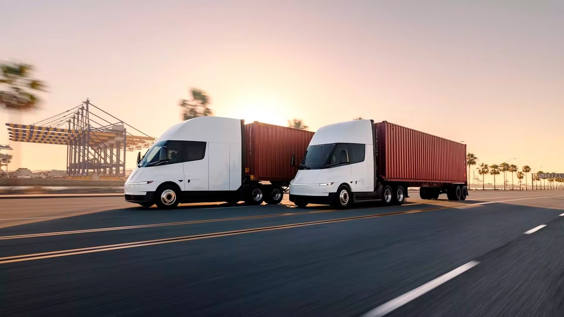 Las dos versiones del Tesla Semi, la Standard y la denominada Long Range, capaz de lograr una autonomía de más de 800 km y recargar el 60% de la batería en 30 minutos. (Tesla)