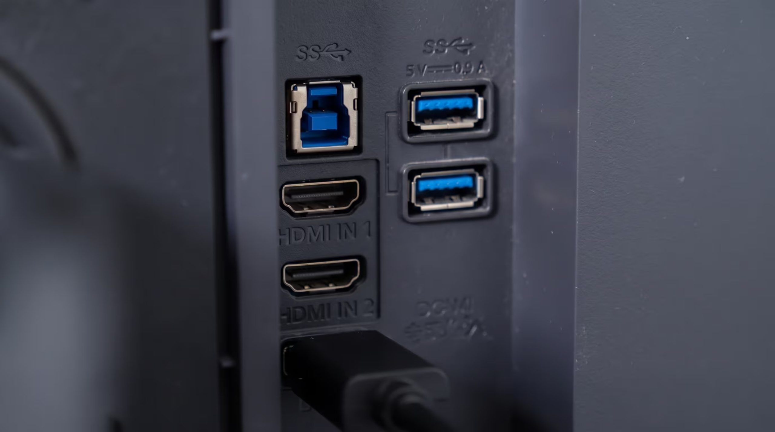 El puerto de entrada conecta el concentrador del monitor con la computadora, mientras que los puertos de salida reciben los periféricos. (Imagen Ilustrativa Infobae)