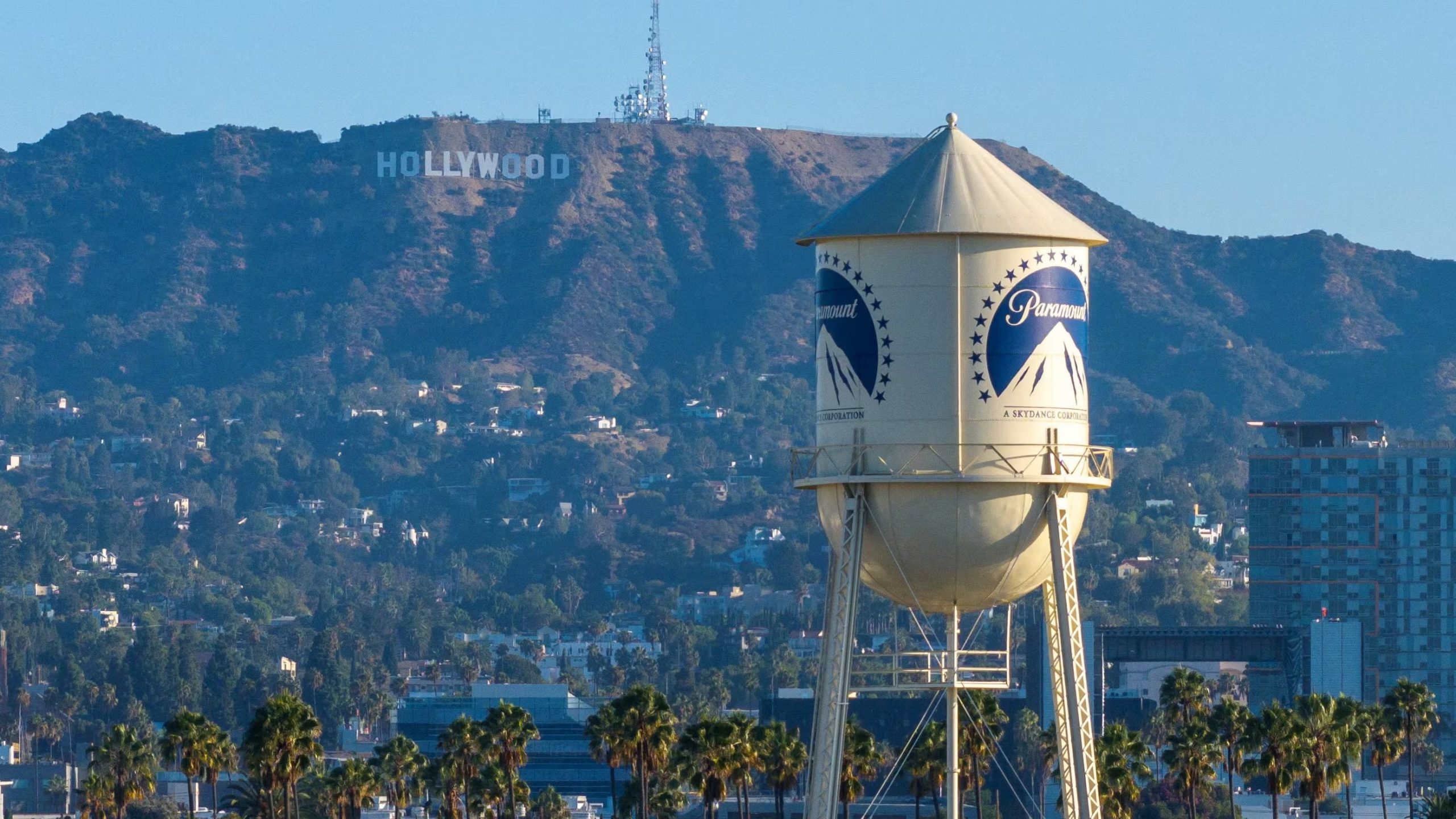 Desde el 1 de octubre de 2026, Paramount deberá pagar USD 7 millones diarios por el ticking fee si la adquisición de Warner Bros. Discovery sigue sin cerrarse. (REUTERS/Mike Blake)