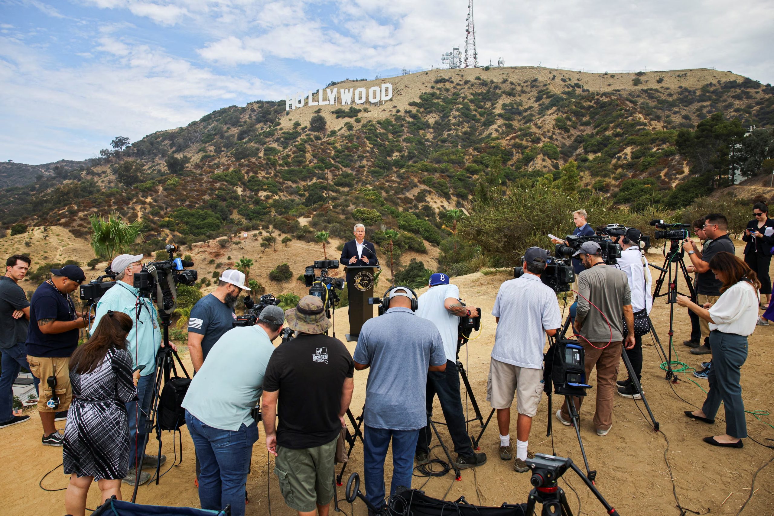 El fiscal general de California, Rob Bonta, ofrece una rueda de prensa junto al icónico letrero de Hollywood, anunciando que California demandará para bloquear la adquisición de Warner Bros. Discovery por parte de Paramount. (REUTERS/Daniel Cole/Foto de archivo)