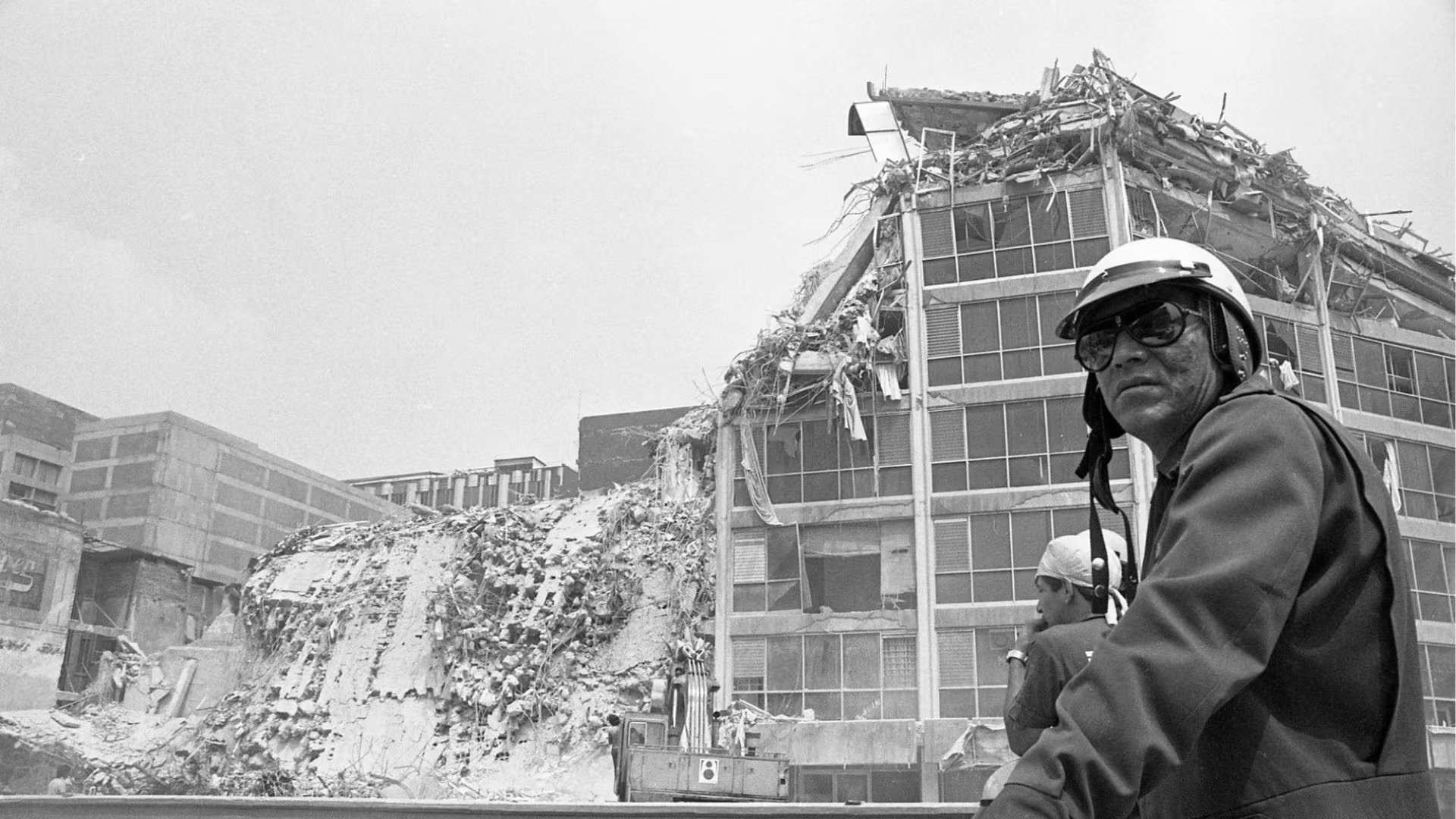 MÉXICO, D.F., 17SEPTIEMBRE2015.- El sábado se cumplen 30 años de aquel jueves 19 de Septiembre de 1985 en el que a las 7:19 horas se registró en la Ciudad de México un temblor de 8.1 grados de intensidad en la escala de Richter que dejó varios miles de muertos y heridos. También miles de estructuras quedaron parcial o totalmente dañadas y destruidas por el fenómeno que tuvo una duración de dos minutos y cuyo epicentro se registró en el océano Pacífico cerca de la desmbocadura del Río Balsas en la costa de Michoacán. FOTO: ARCHIVO / PEDRO VALTIERRA / CUARTOSCURO.COM