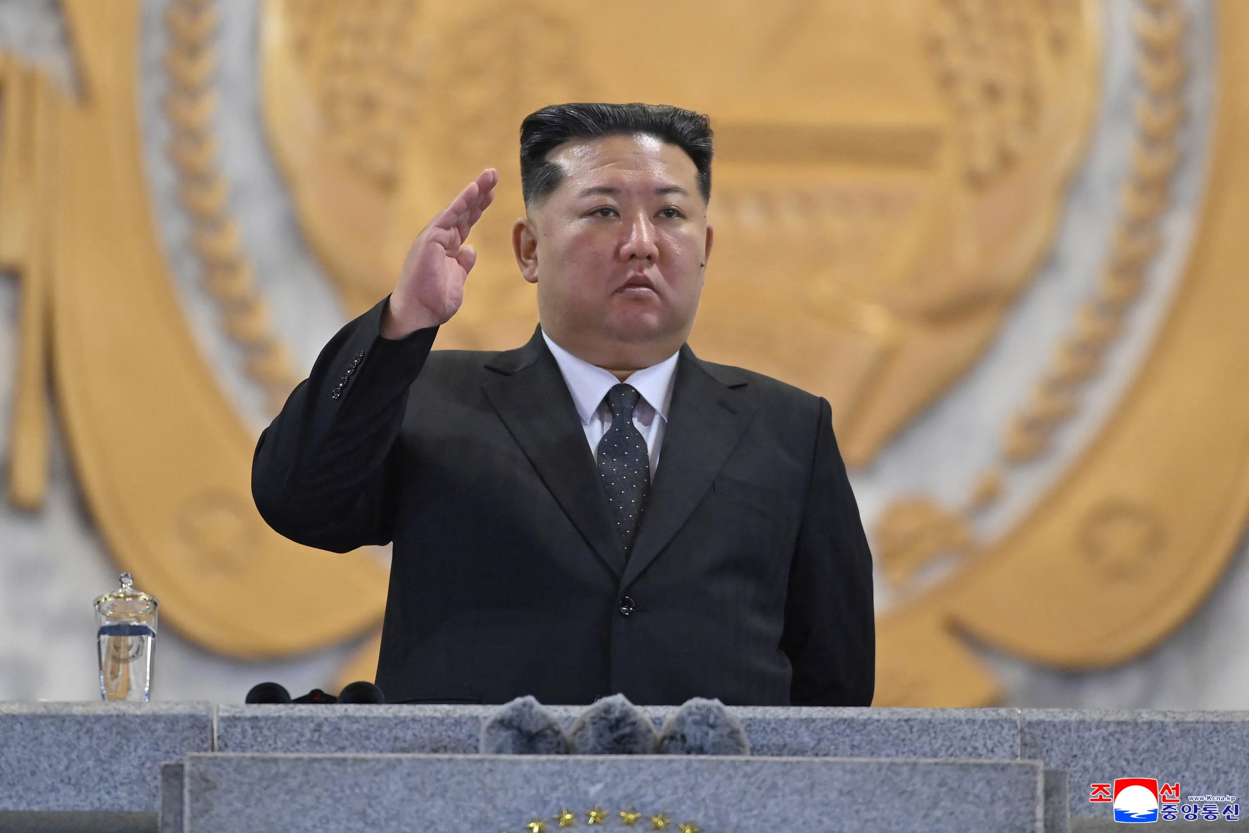 Los atacantes vulneraron un sistema interno de infraestructura para autorizar firmas sin afectar las claves privadas ni las billeteras frías. (KCNA via REUTERS)