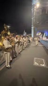 Banda El Recodo intenta tocar en una calle cercana a Tower Bridge, en Londres, Inglaterra (especial)