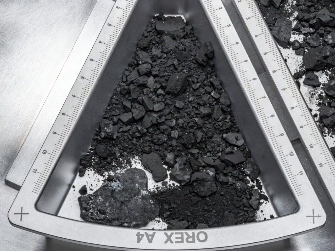 Investigadores de la Escuela Politécnica Federal de Zúrich determinaron que el cuerpo del que proviene Bennu se formó cerca de la línea de agua-hielo hace 4.500 millones de años. (Erika Blumenfeld y Joseph Aebersold / NASA)