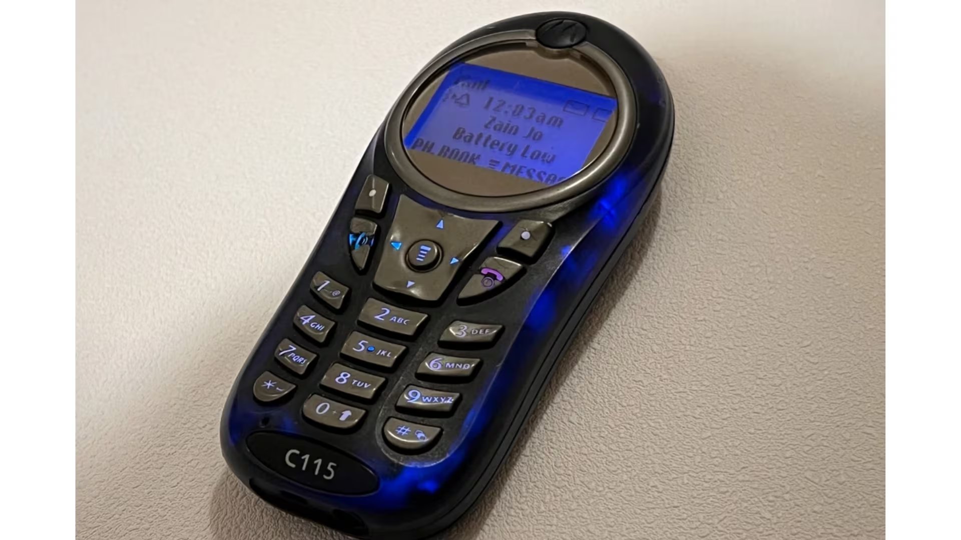 El Motorola C115 fue uno de los principales competidores del Nokia 1100, con un formato ovalado y compacto que recibió apodos como “el jabón” y “la piedrita”. (eBay)