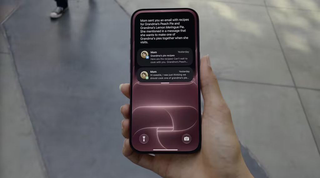 La IA cruza correos y mensajes recibidos para resumir de forma inteligente que la mamá del usuario envió recetas de pastel y sugirió cocinarlas juntos.

(Captura Apple Event) 