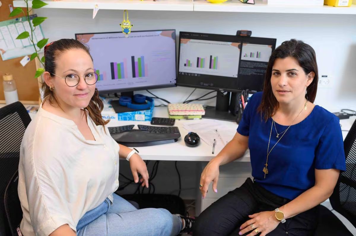 De izq a der: Yael Shtechman y la Dra. Michal Haskel-Ittah (Instituto Weizmann de Ciencias)