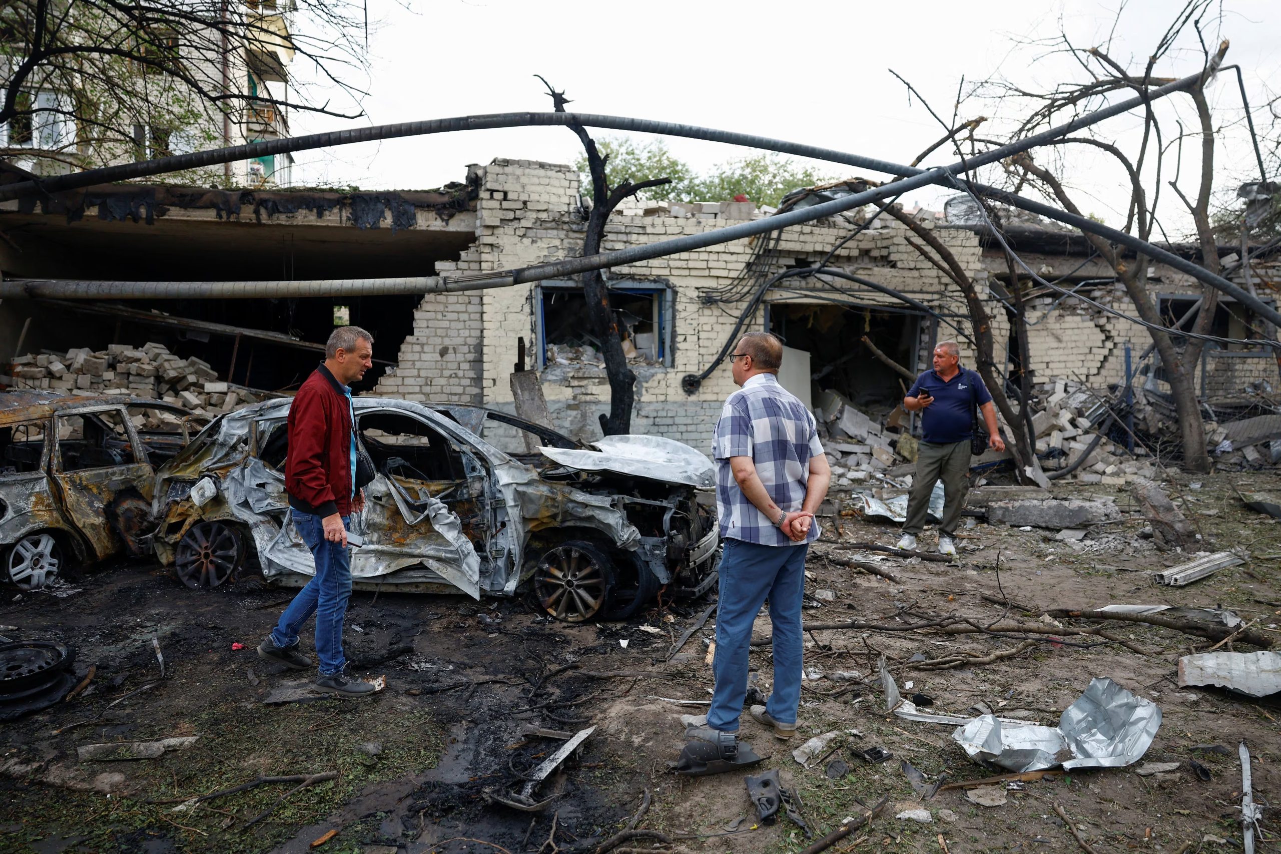 Residentes cerca de automóviles incendiados tras un ataque con misiles rusos en la ciudad de Borispil, en el marco del ataque de Rusia contra Ucrania, en la región de Kiev, Ucrania, el 1 de septiembre de 2026. REUTERS/Valentyn Ogirenko