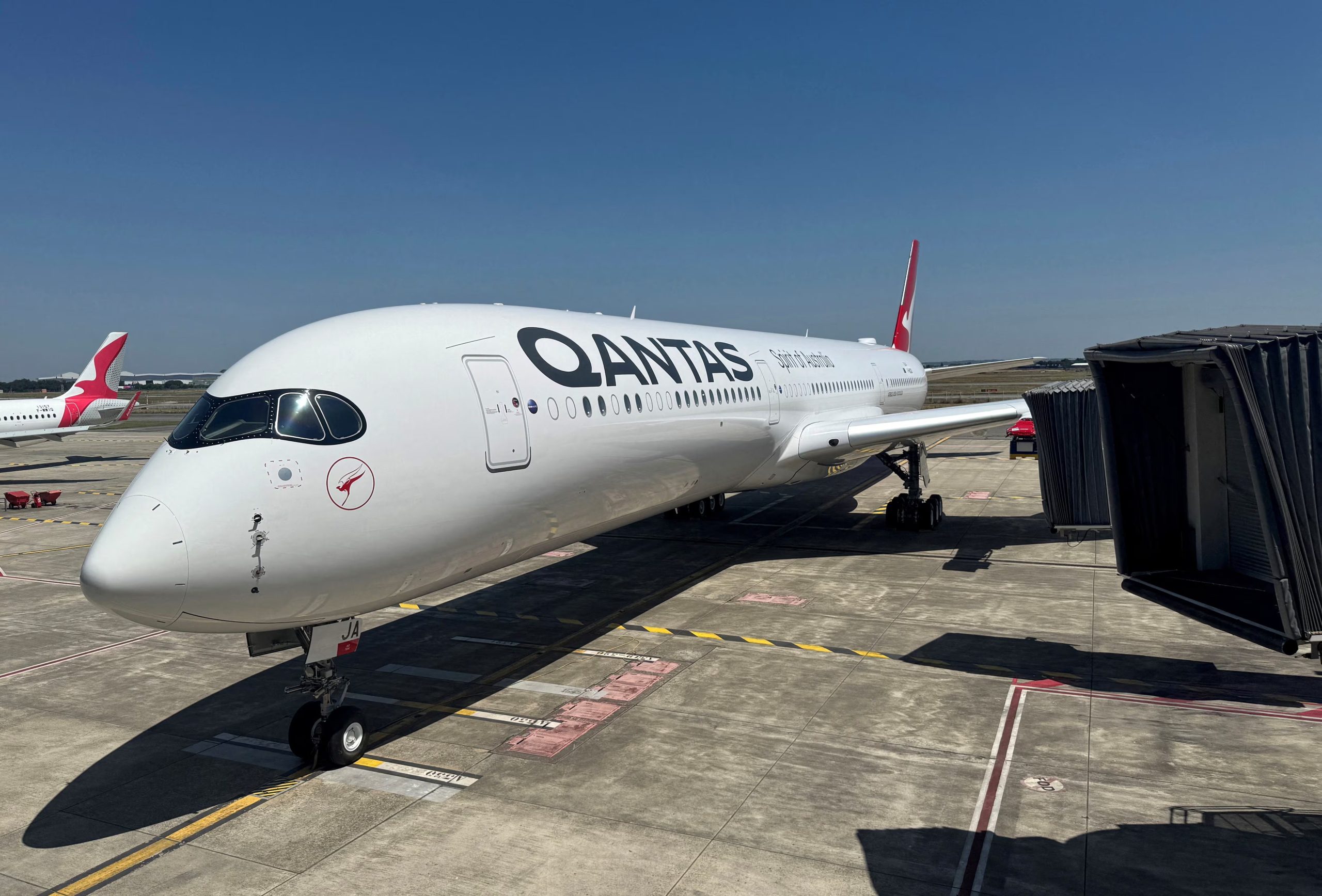 Con una envergadura de 64,75 metros y velocidad crucero de Mach 0,85, fue diseñado específicamente para rutas que antes se consideraban imposibles (REUTERS/Tim Hepher)