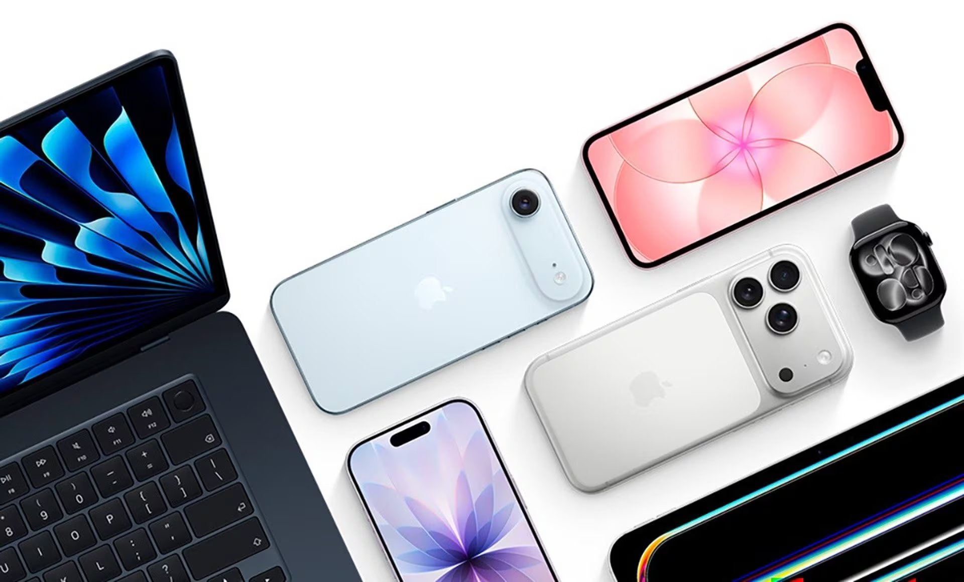 22/06/2026 Imagen de varios dispositivos de El iPhone Ultra sería el primer plegable de Apple, con pantalla exterior de 5,5 pulgadas, panel interior de 7,8 pulgadas, estructura de aluminio y titanio y Touch ID lateral.