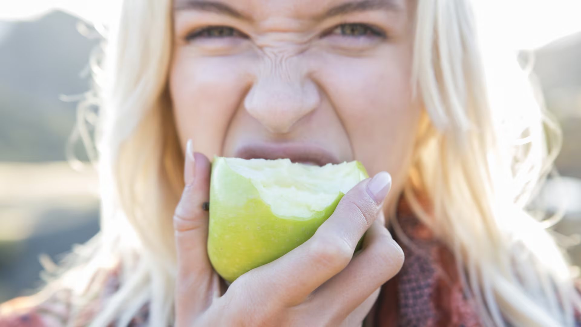 El estudio sobre manzana y microbiota intestinal no demostró una mejora concreta en la salud de las personas que produjeron más compuestos intestinales