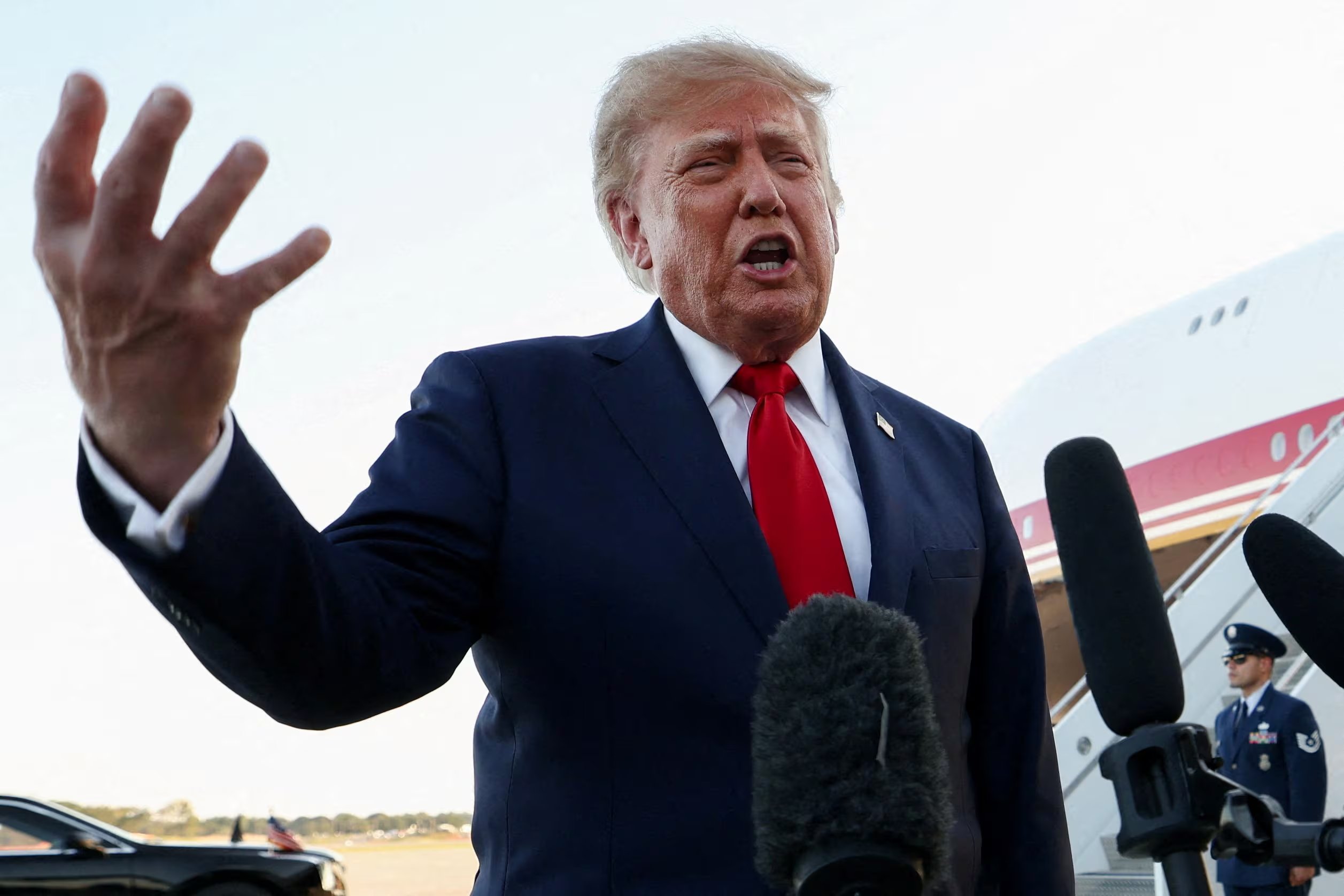 Donald Trump sostiene que Estados Unidos lleva ventaja sobre China en la carrera por la inteligencia artificial. (Reuters)
