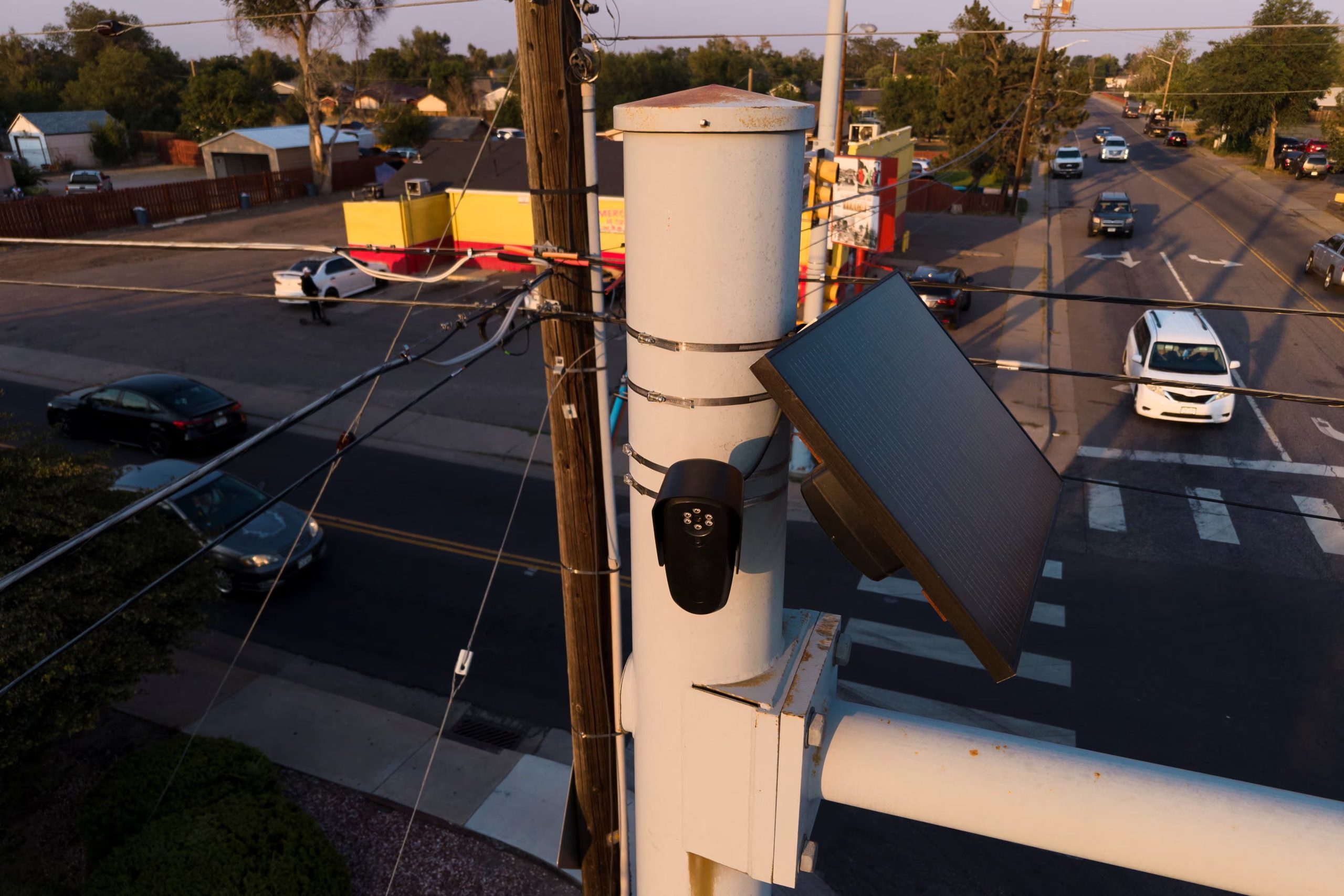 Las cámaras Flock Safety captan vehículos en calles y rutas, leen las placas con inteligencia artificial y registran el lugar y la hora de cada avistamiento (REUTERS/Cheney Orr)