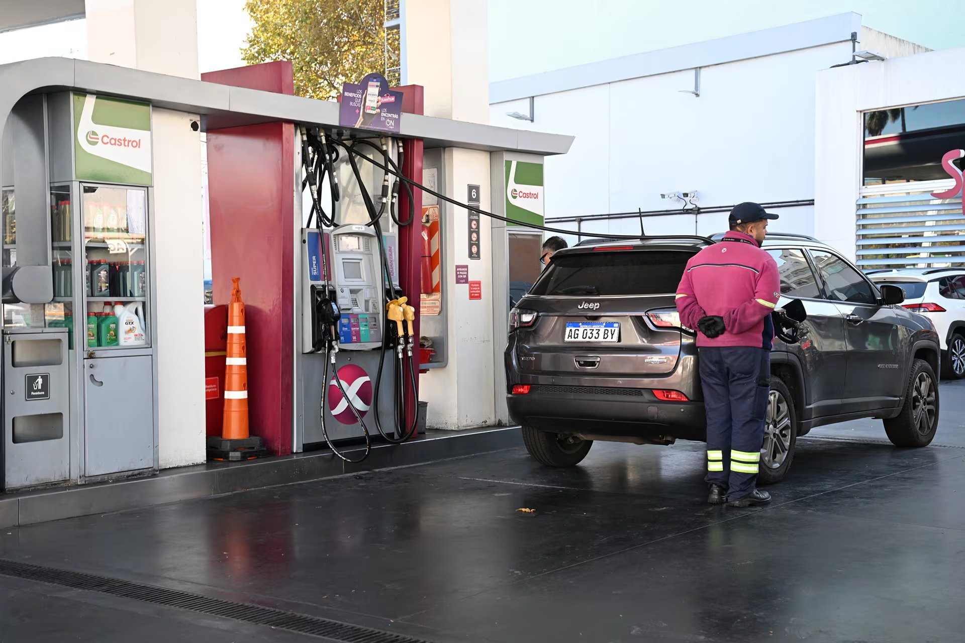 La venta de nafta acumula seis meses consecutivos a la baja y ya está en su nivel más bajo en dos años (Foto: Maximiliano Luna)