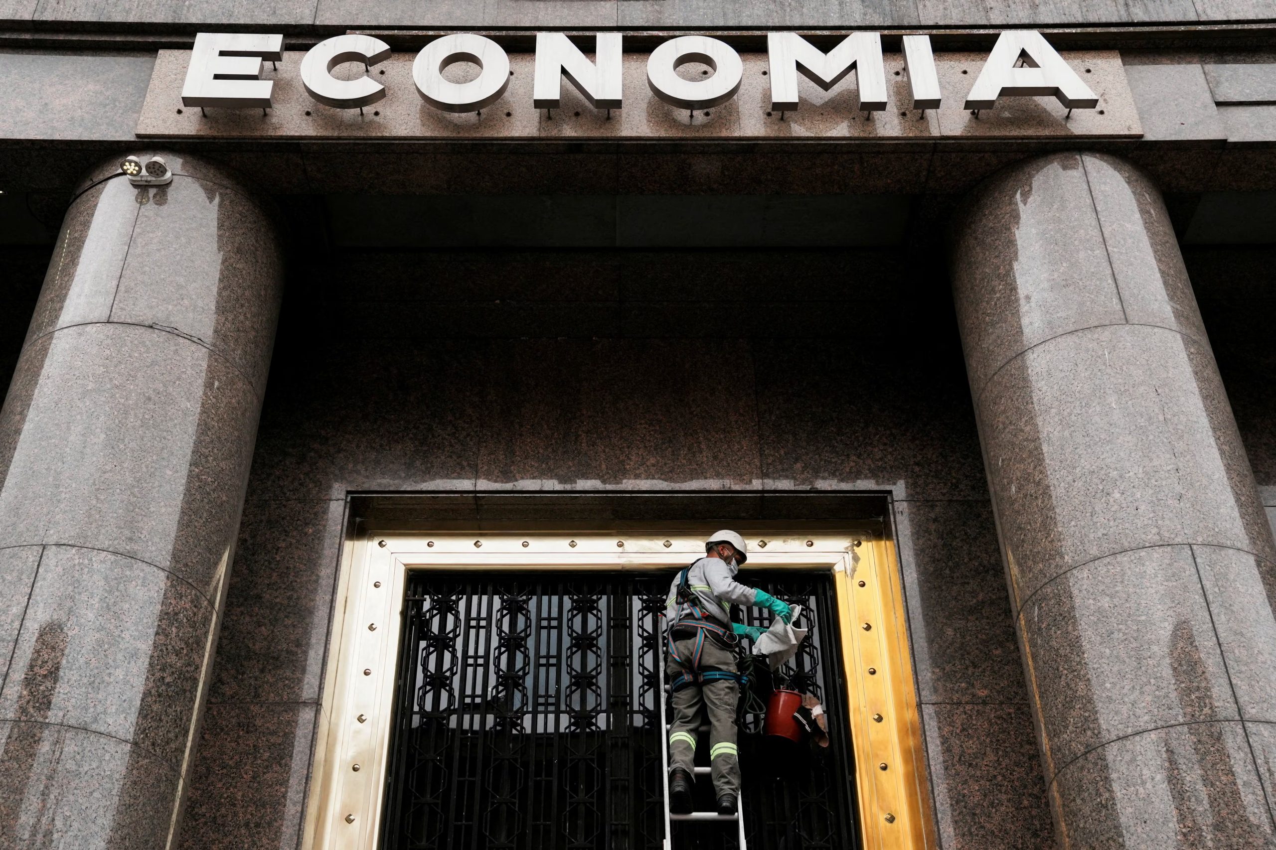 Economía volvió a postergar el ajuste del Impuesto a la transferencia de combustibles, para 