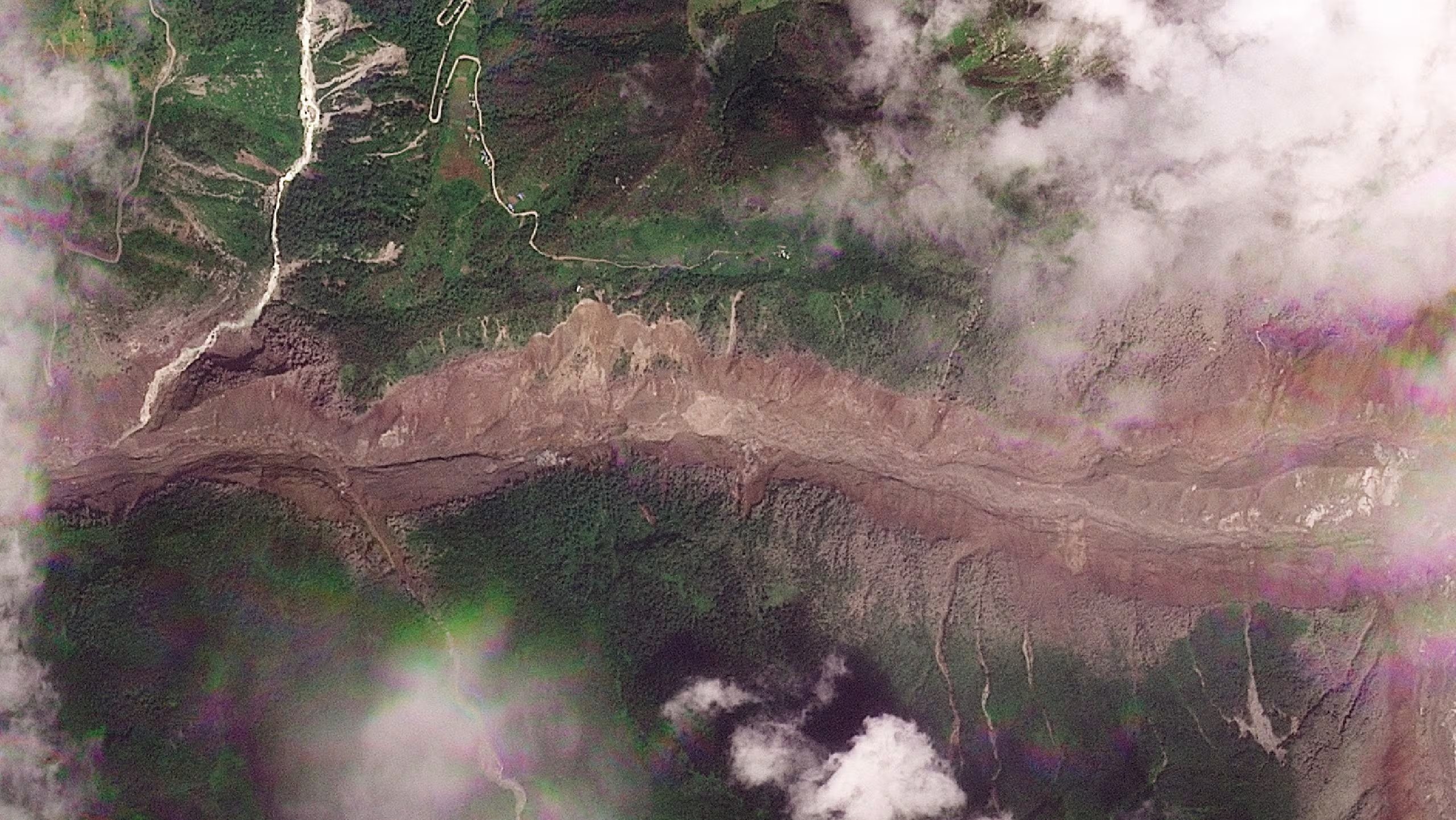 El área devastada es visible en imágenes satelitales (2026 PLANET LABS PBC/Handout via REUTERS)