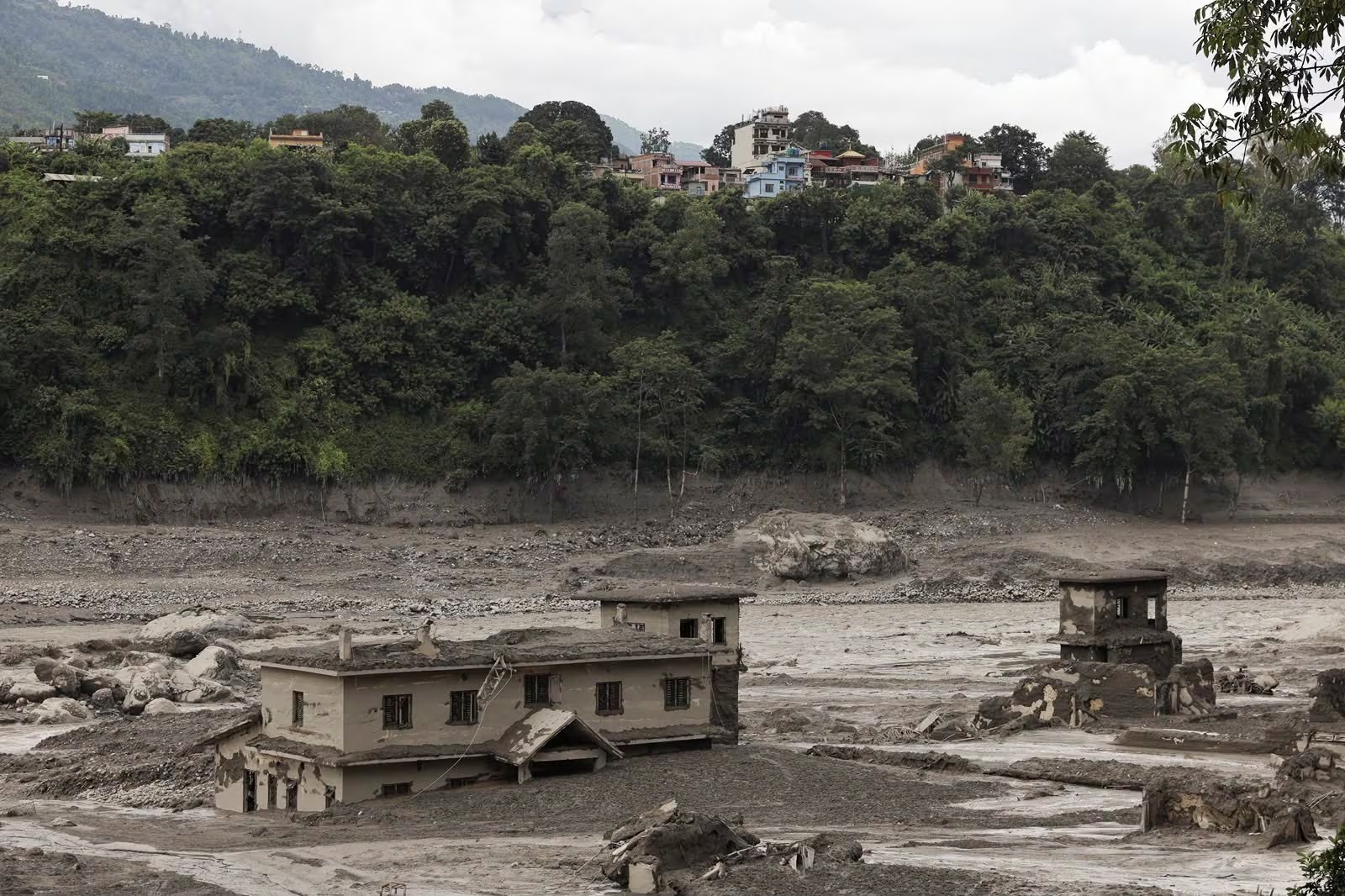 La catástrofe en Nepal y China dejó al menos 1.225 muertos y más de 4.750 desaparecidos tras el desprendimiento de hielo y roca cerca de la frontera (REUTERS/Navesh Chitrakar)