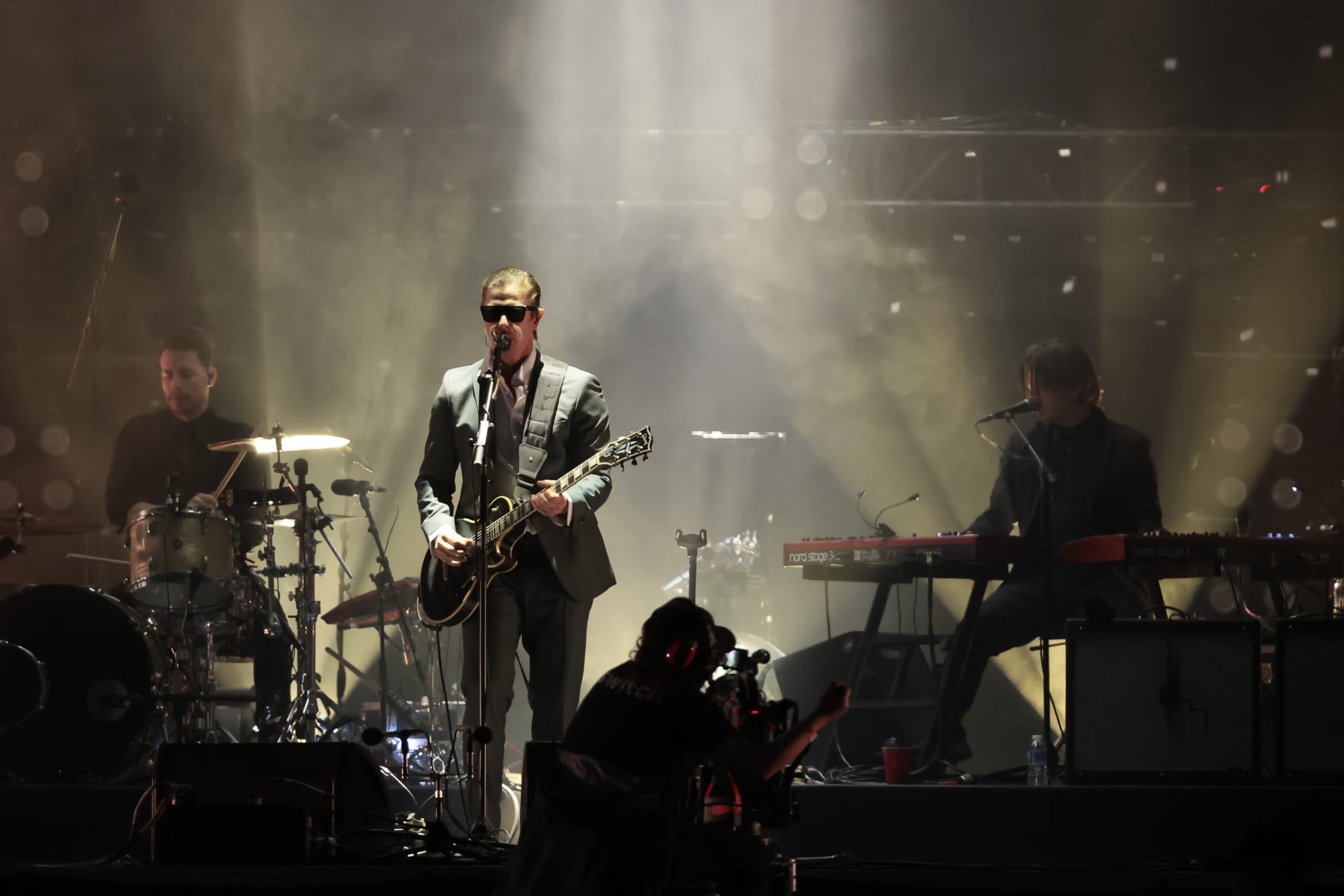 La banda estadounidense Interpol se presentó en un concierto gratuito en la Plaza de la Constitución, en Ciudad de México. (EFE/José Méndez)