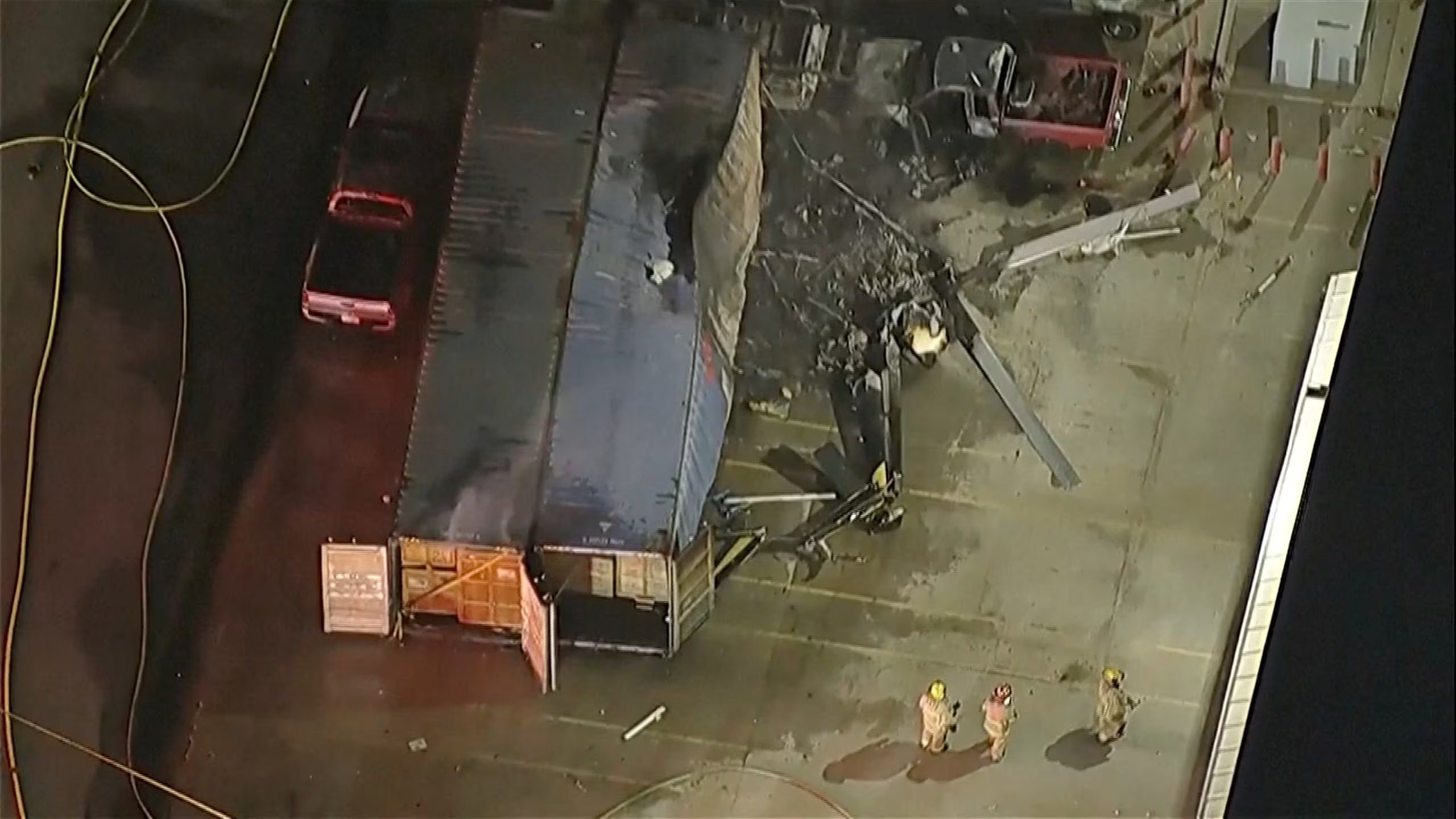 El impacto del helicóptero en Chatsworth provocó un incendio que dañó cuatro vehículos y dos contenedores, y más de 70 bomberos participaron del operativo. (ABC Affiliate KABC via REUTERS)
