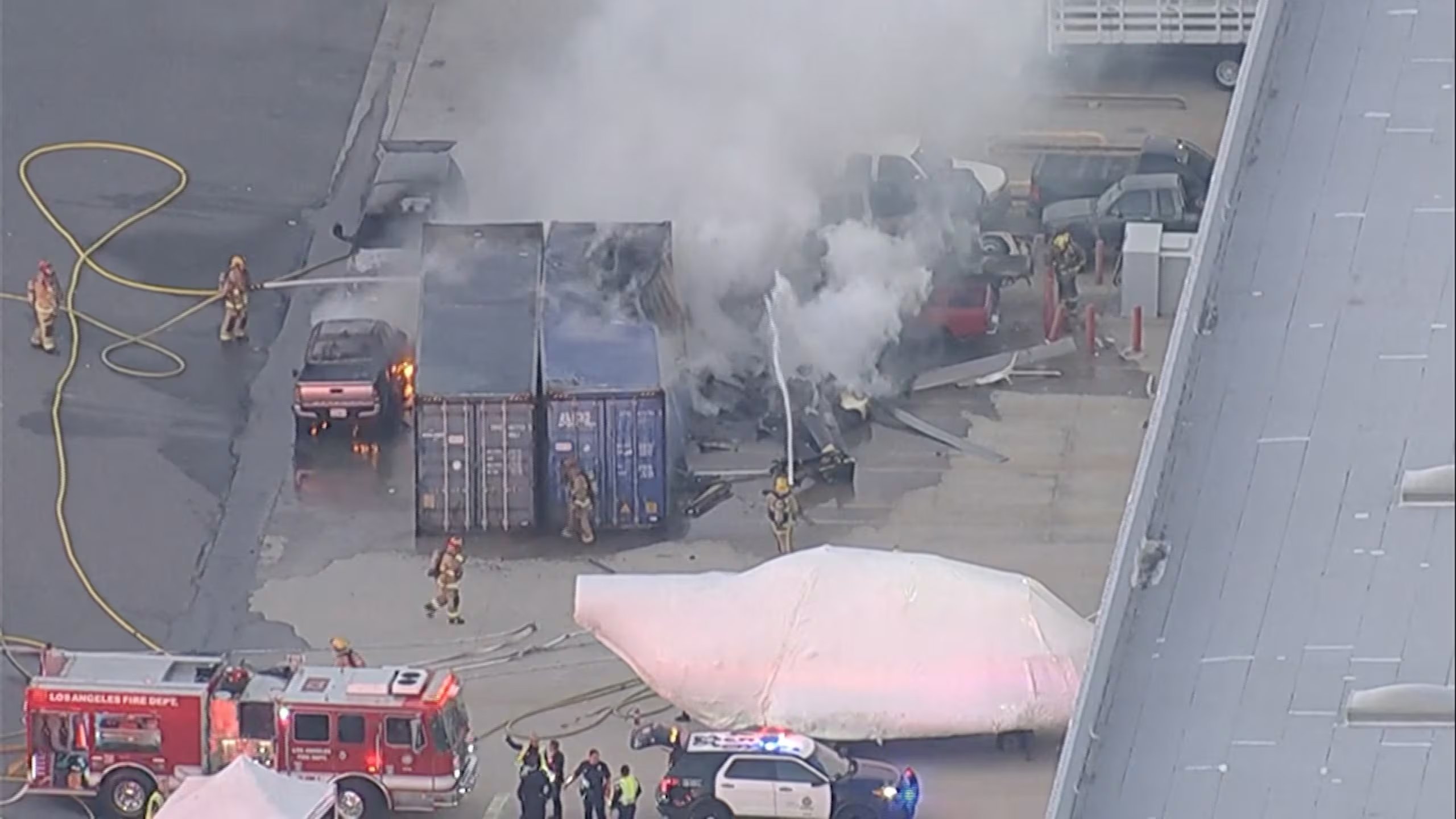 La NTSB y la FAA iniciaron una investigación sobre las causas del accidente del helicóptero de noticias, en un contexto de al menos ocho siniestros fatales de este tipo en Estados Unidos desde 2000. (ABC Affiliate KABC via REUTERS)