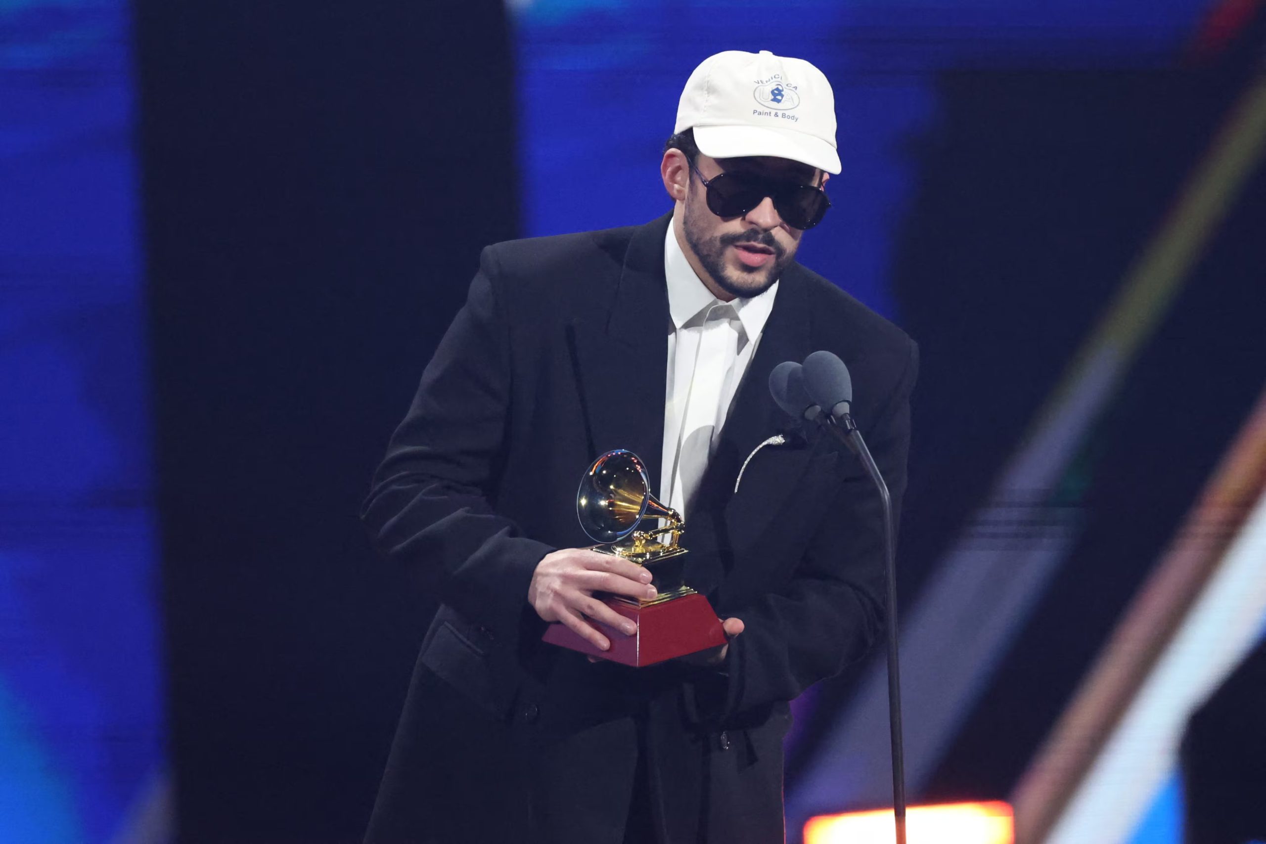 Bad Bunny acepta el premio al Álbum del Año por 