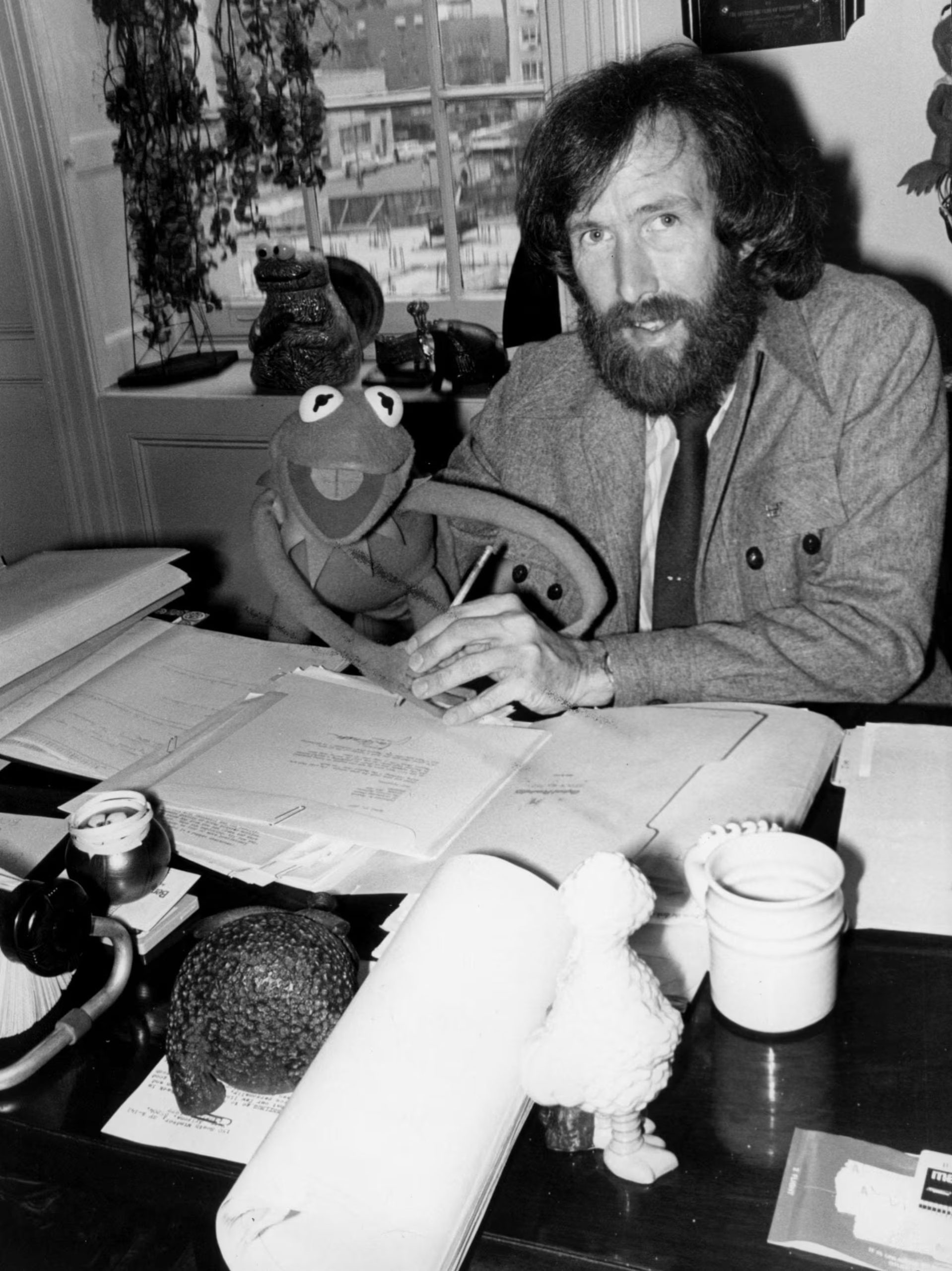 Jim Henson junto a Kermit, conocido en países de habla hispana como La rana René