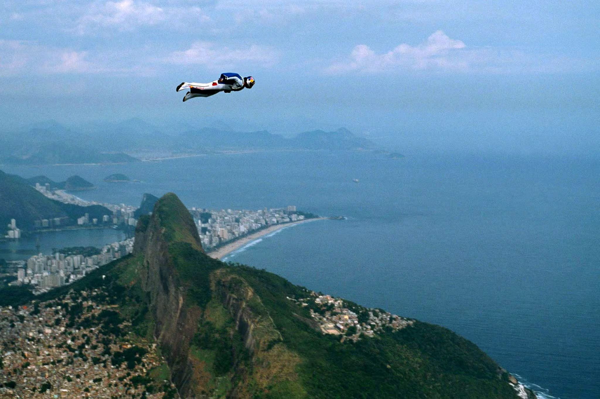 En 1999, Felix Baumgartner saltó desde la mano del Cristo Redentor y también batió un récord al lanzarse desde las Torres Petronas (REUTERS)