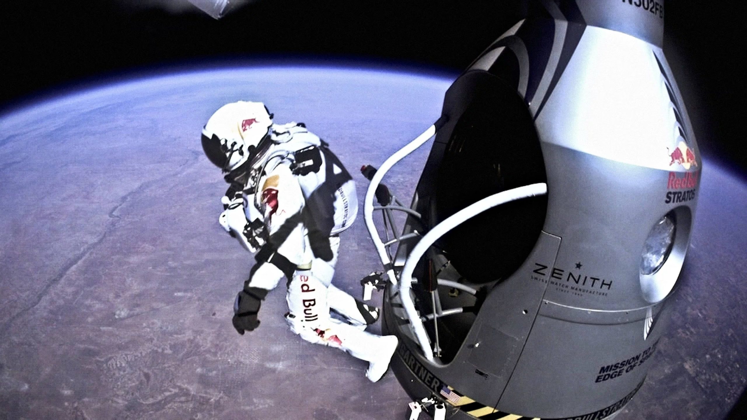 Los récords de Felix Baumgartner incluyeron la mayor altitud en caída libre, el salto en paracaídas desde mayor altura y ocho millones de vistas simultáneas en YouTube (Reuters)