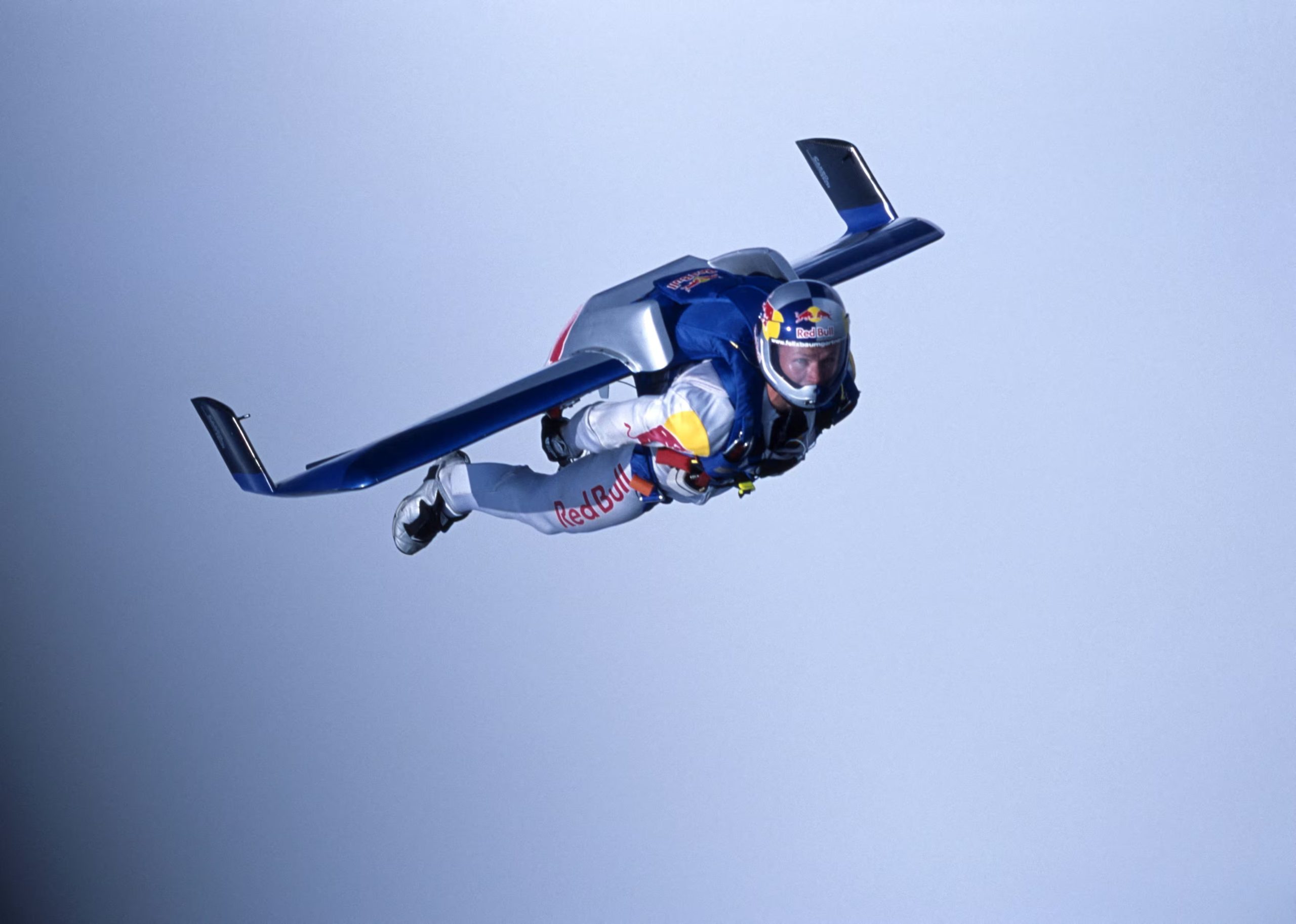 Felix Baumgartner cruzó el Canal de la Mancha en 2003 con un traje de alas y un tubo de oxígeno en su espalda (REUTERS/Ulrich Grill)