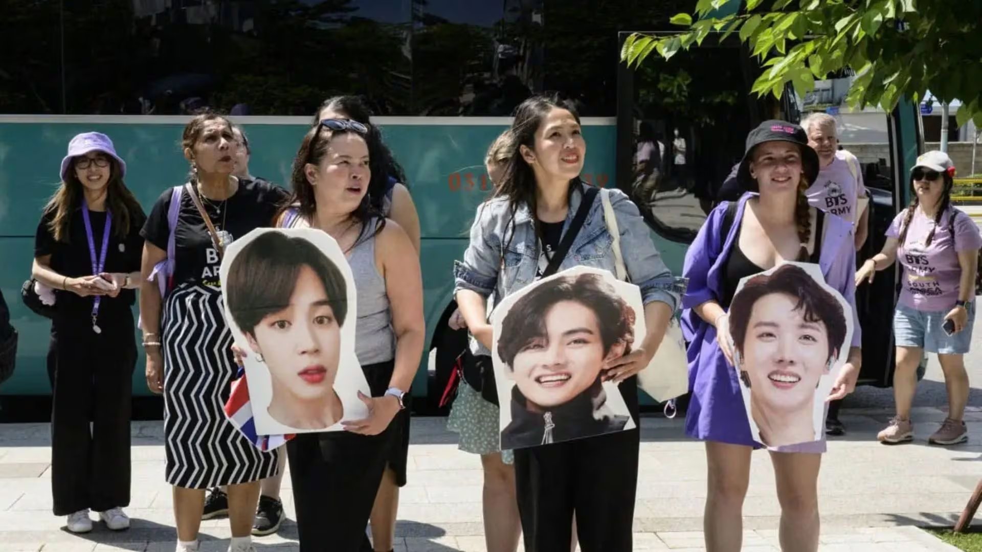 Aún hay fans de BTS que buscan entradas para el concierto, y los revendedores previeron esto al comprar entradas en su momento. - Crédito AFP