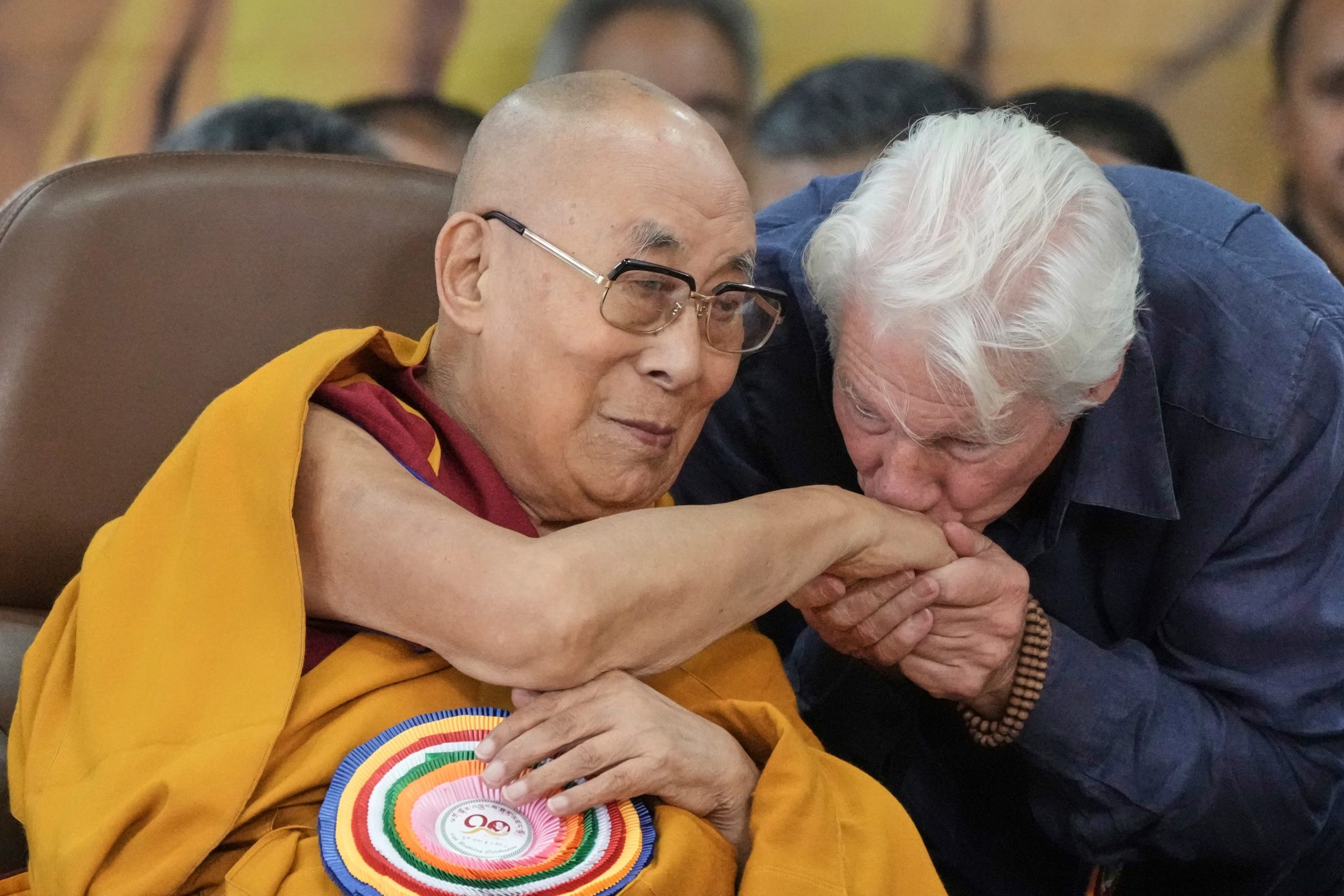 Richard Gere consolidó su práctica de la meditación tras conocer al Dalai Lama, con quien mantiene un vínculo cercano desde hace décadas (AP/Ashwini Bhatia)