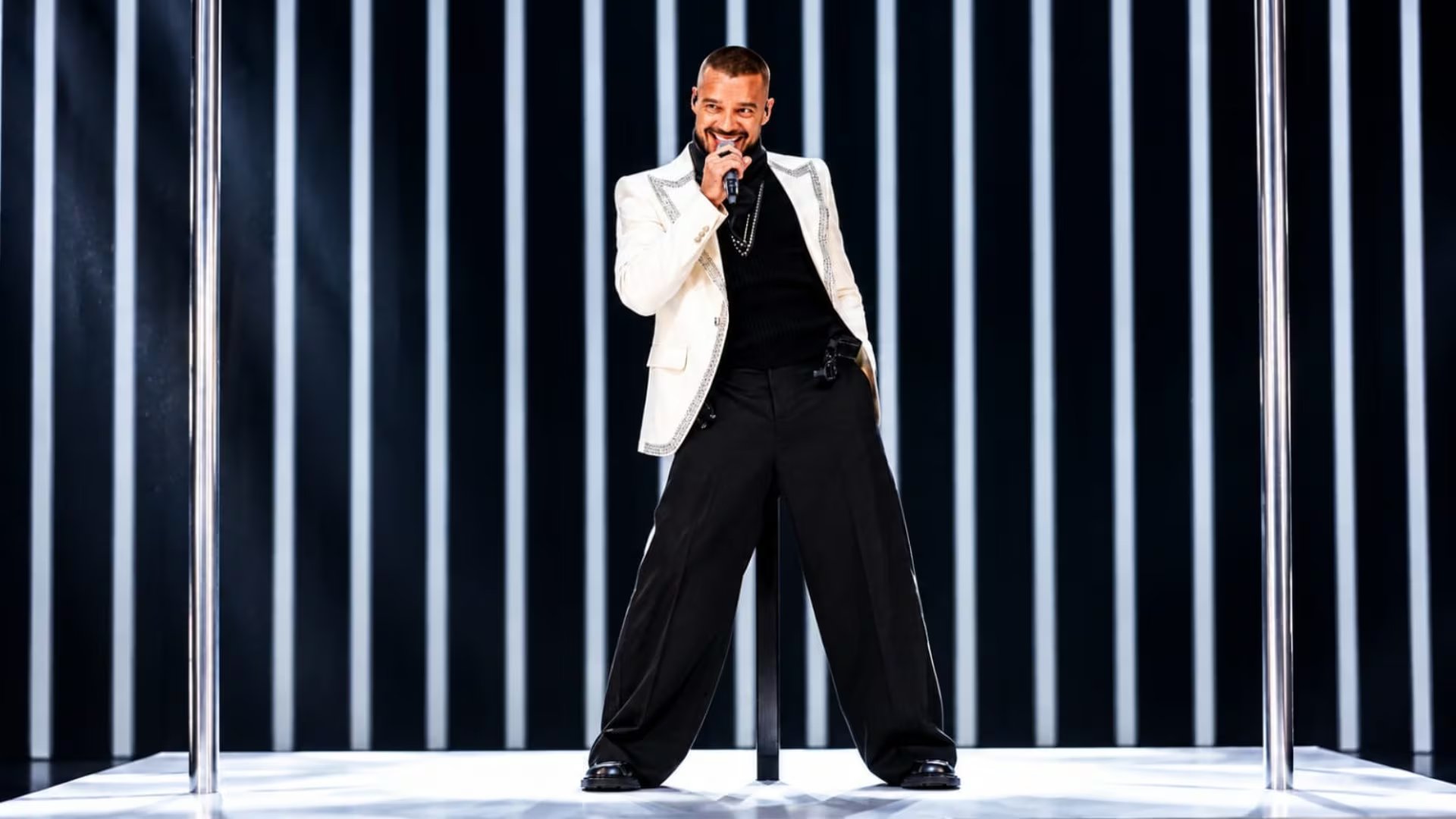 Ricky Martin combina prendas amplias y líneas limpias con una paleta dominada por los tonos neutros