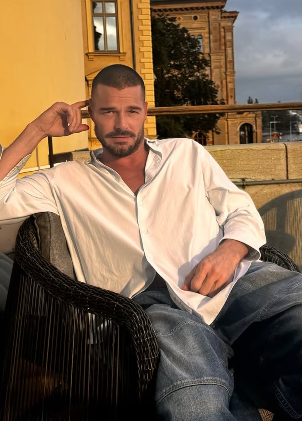 El blanco y el negro funcionan como colores centrales de una estética pulida y reconocible (Instagram/@ricky_martin)