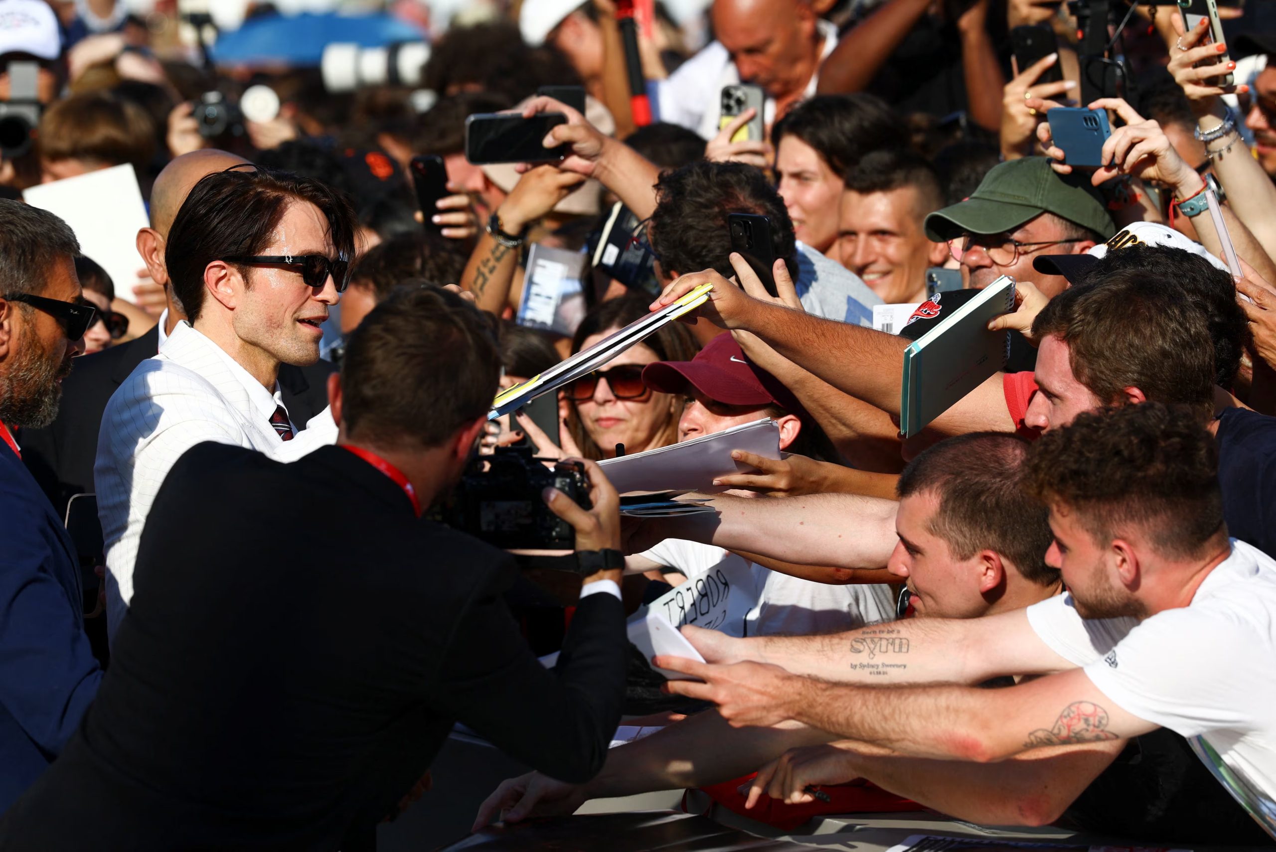 El actor Robert Pattinson firma autógrafos en la alfombra roja a su llegada a la proyección de la película «Primetime» (REUTERS/Yves Herman)