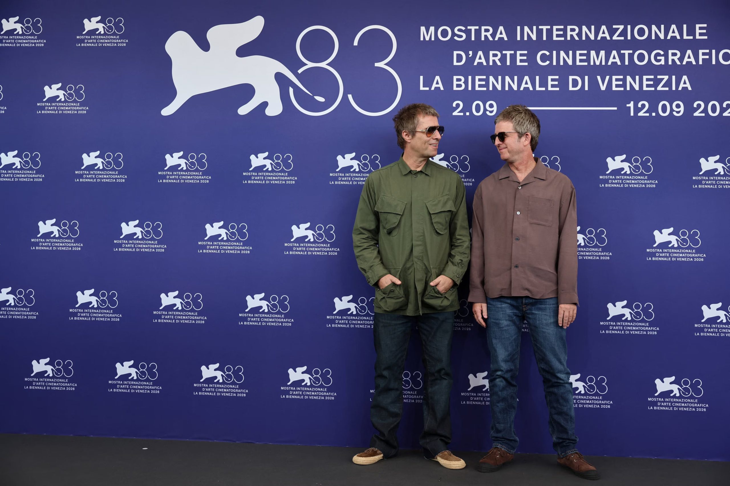 Liam Gallagher y Noel Gallagher, de la banda Oasis, posan durante una sesión fotográfica para la película del concierto 